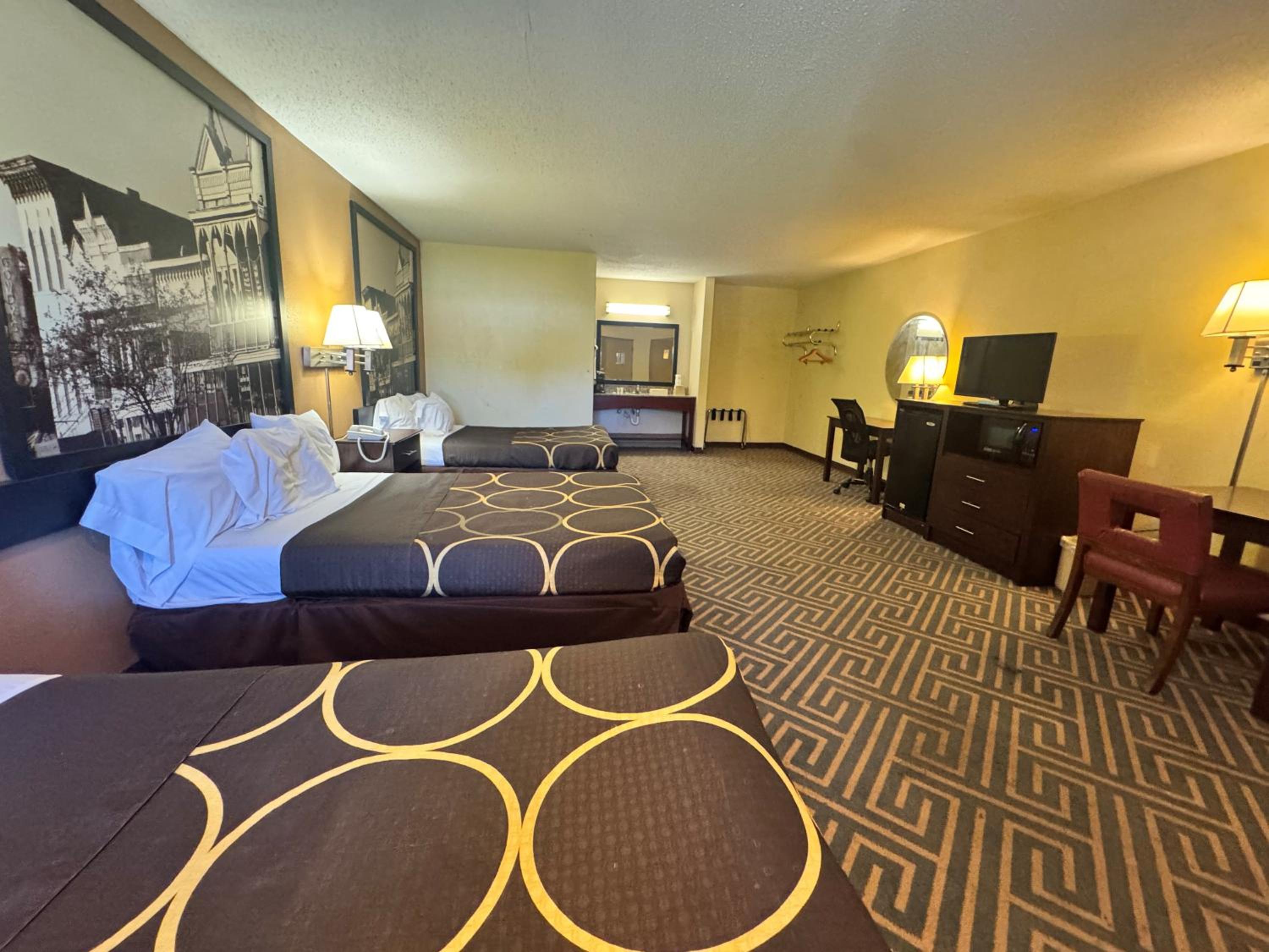 Double Room with Three Double Beds - Non-Smoking - Photo 2