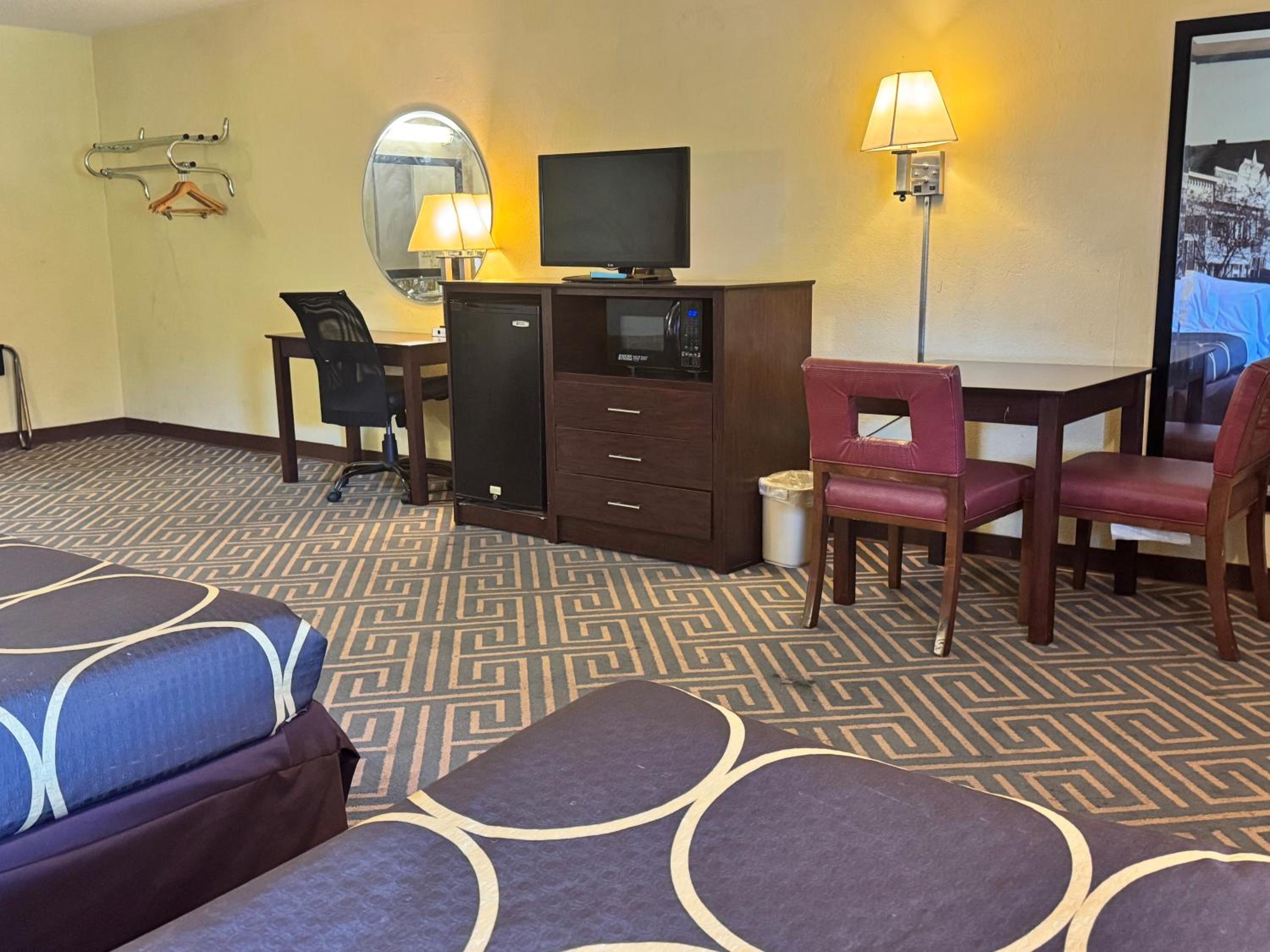Double Room with Three Double Beds - Non-Smoking - Photo 4