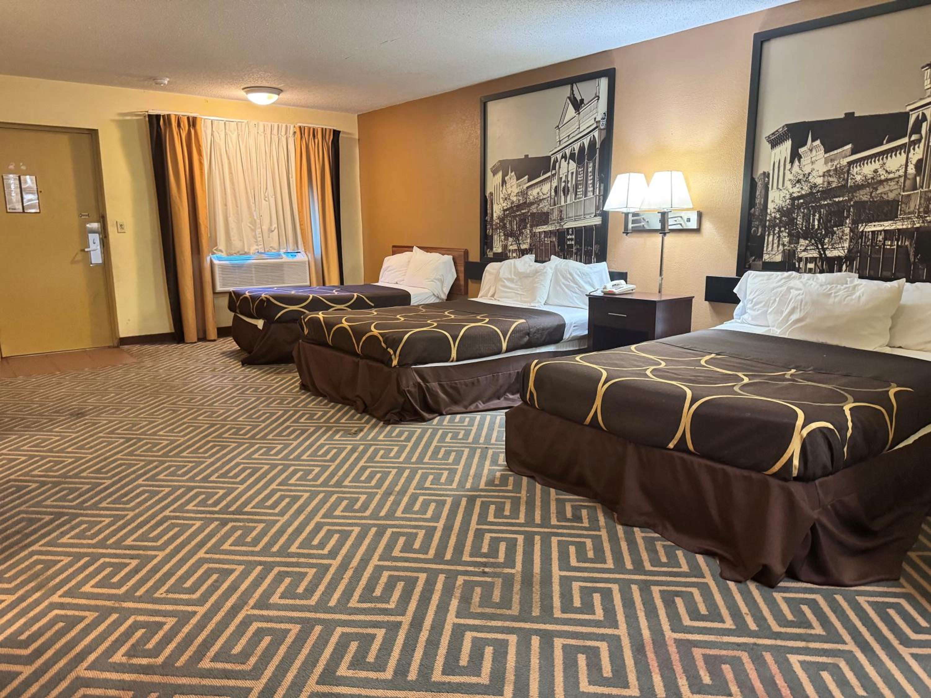 Double Room with Three Double Beds - Non-Smoking - Photo 8