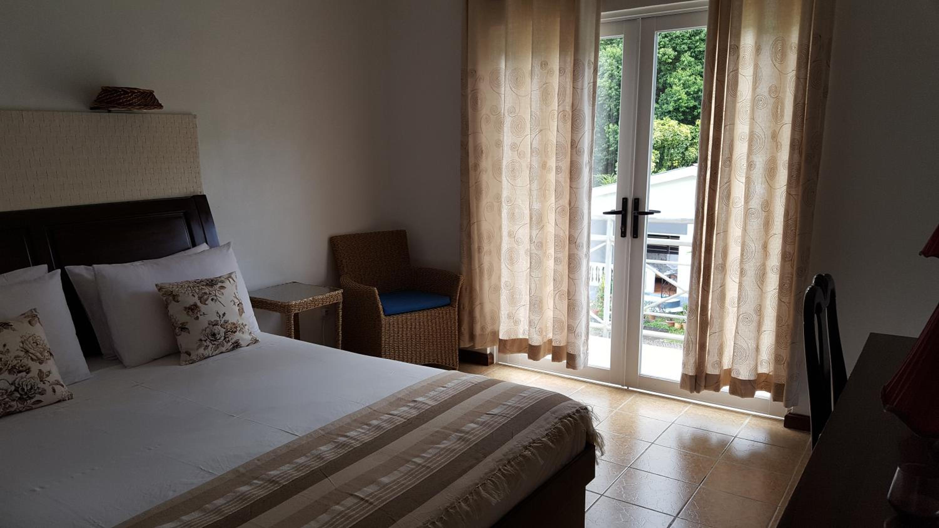 Apartment with Mountain View