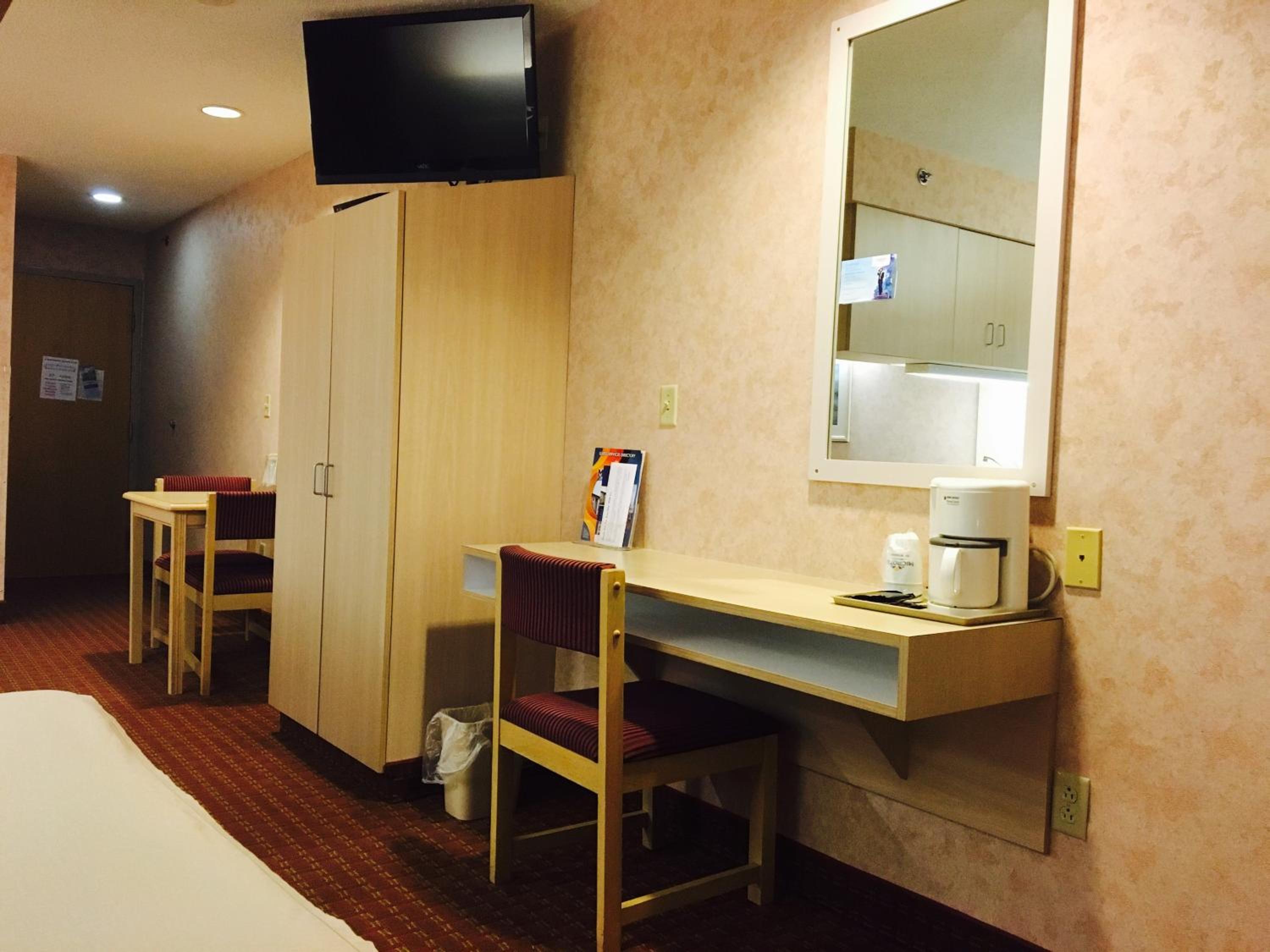 Queen Suite - Non-Smoking - Photo 2