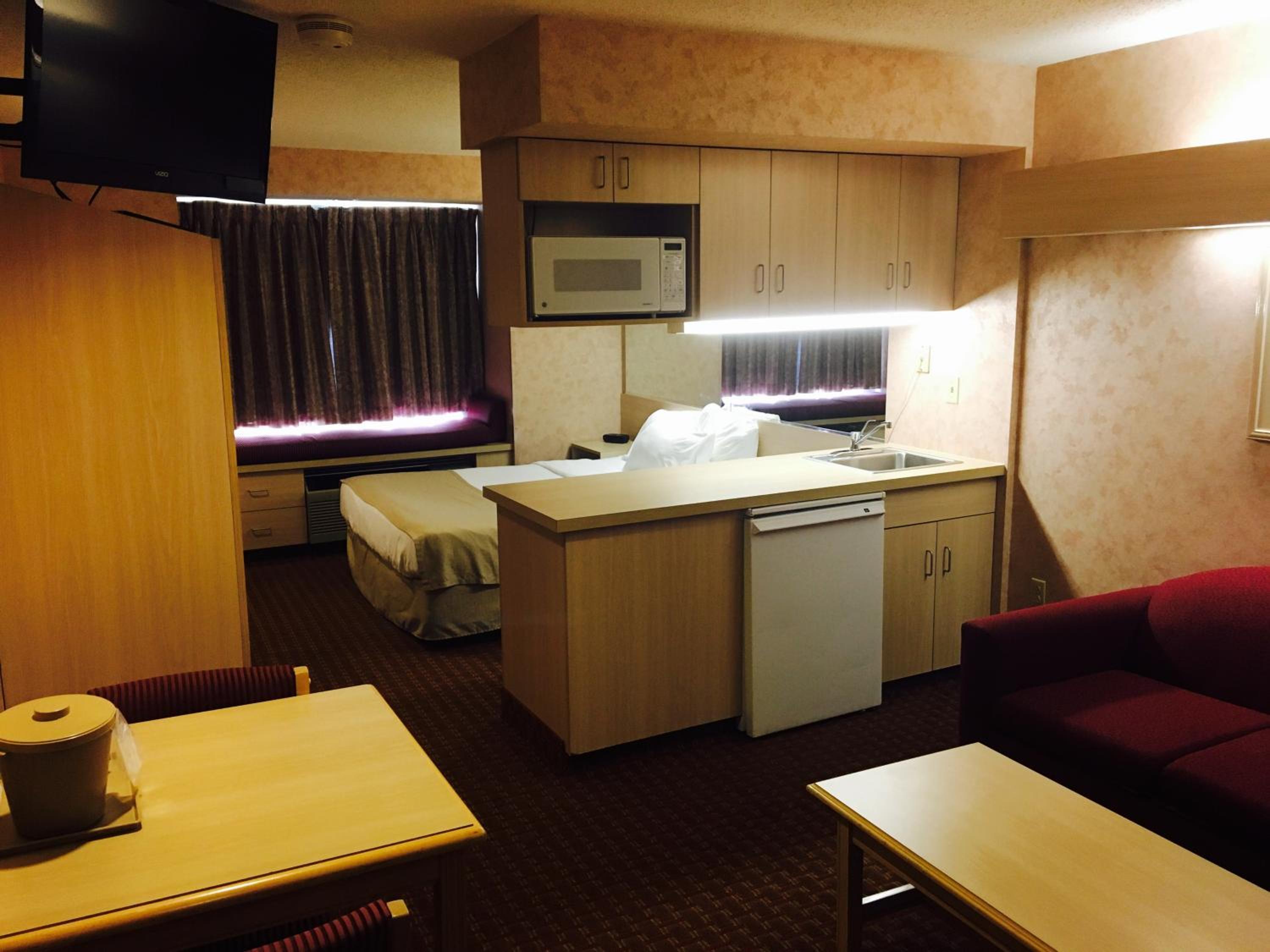 Queen Suite - Non-Smoking - Photo 1