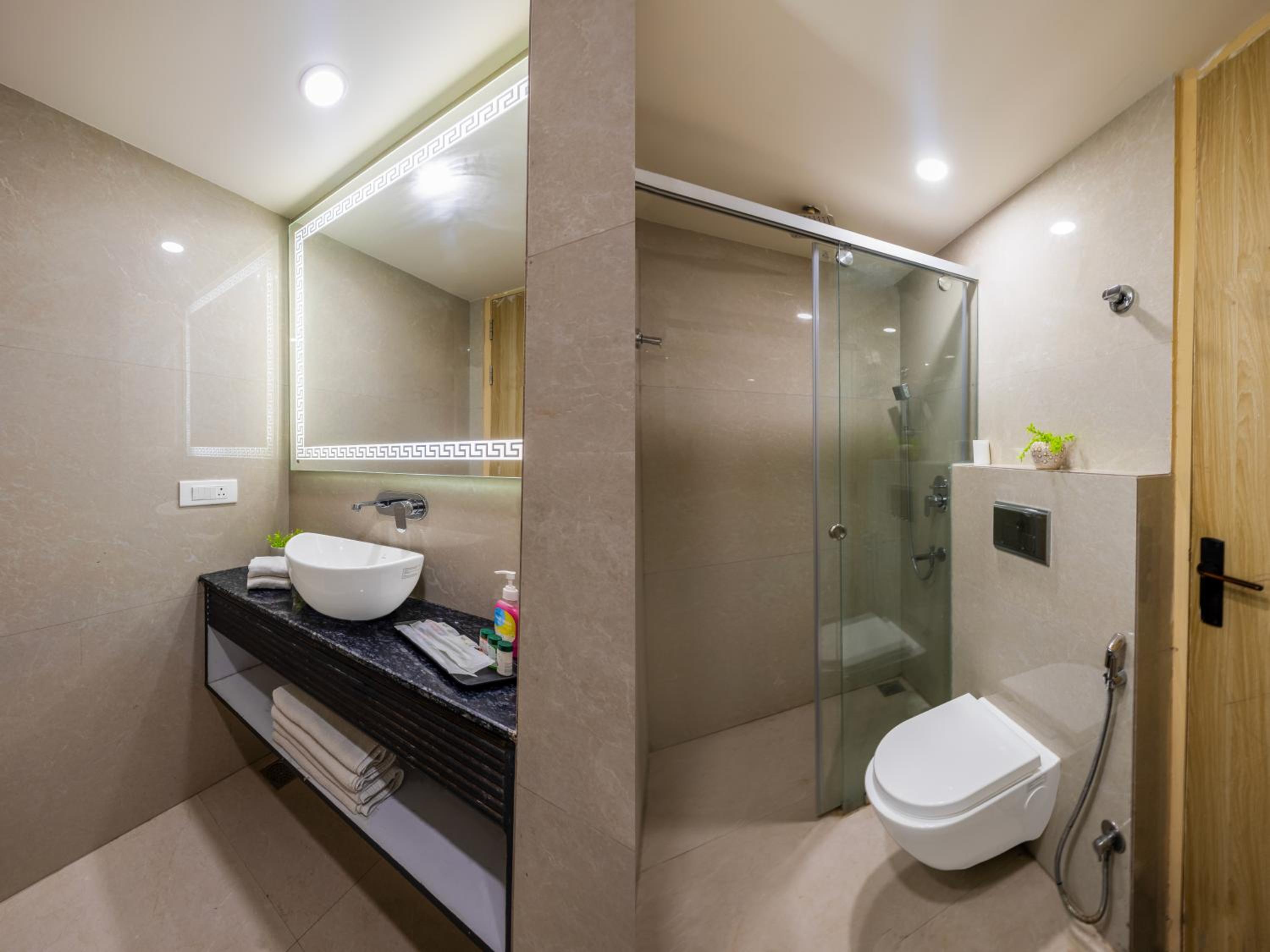 Standard Double Room - Photo 11