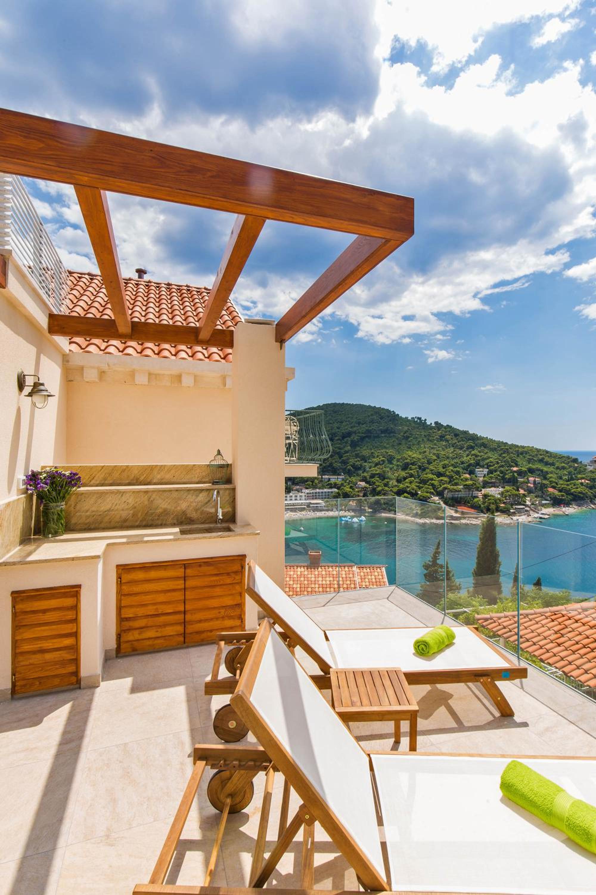 Apartment with Terrace and Sea View photo 2