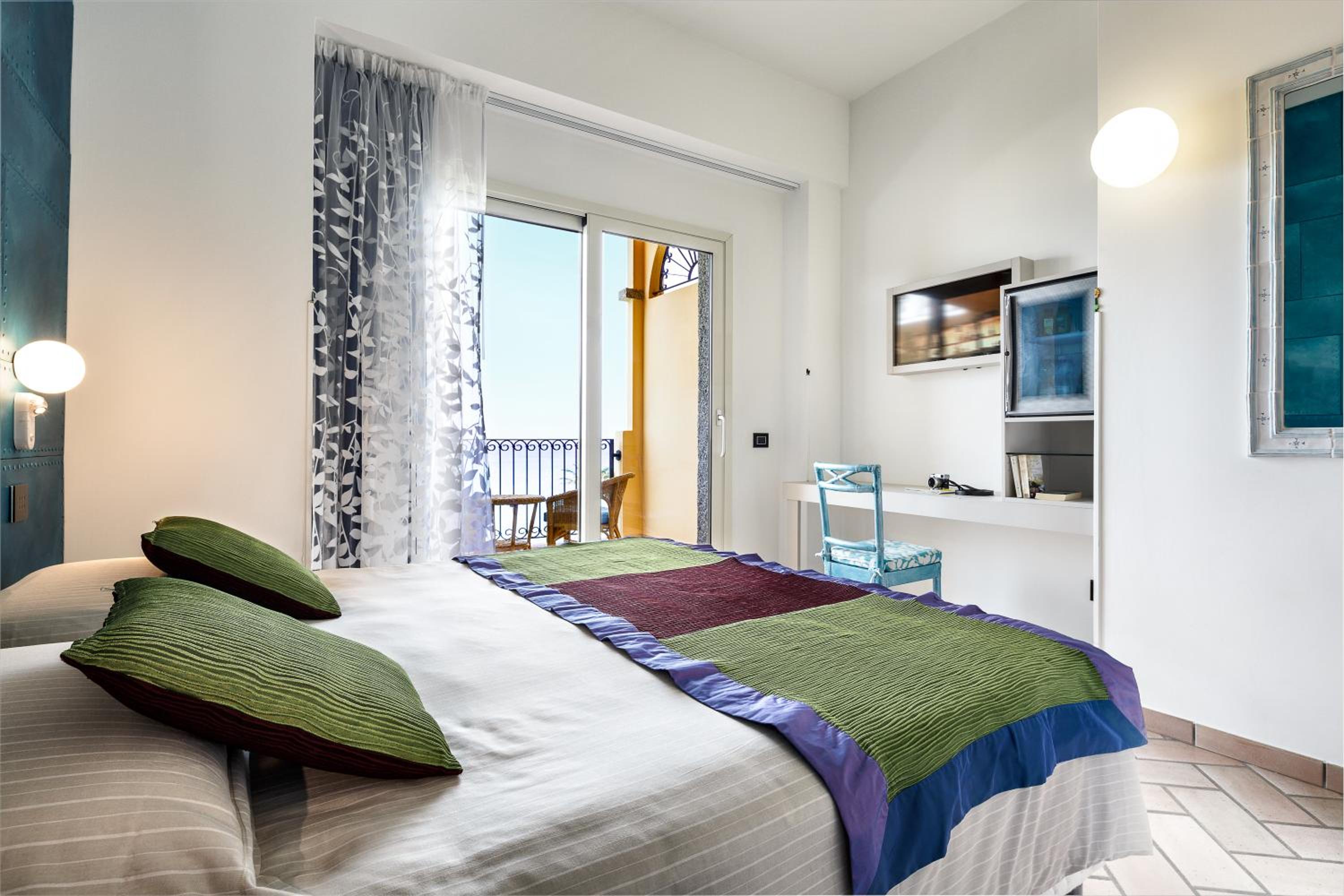 Classic Triple Room with Sea View - Photo 4