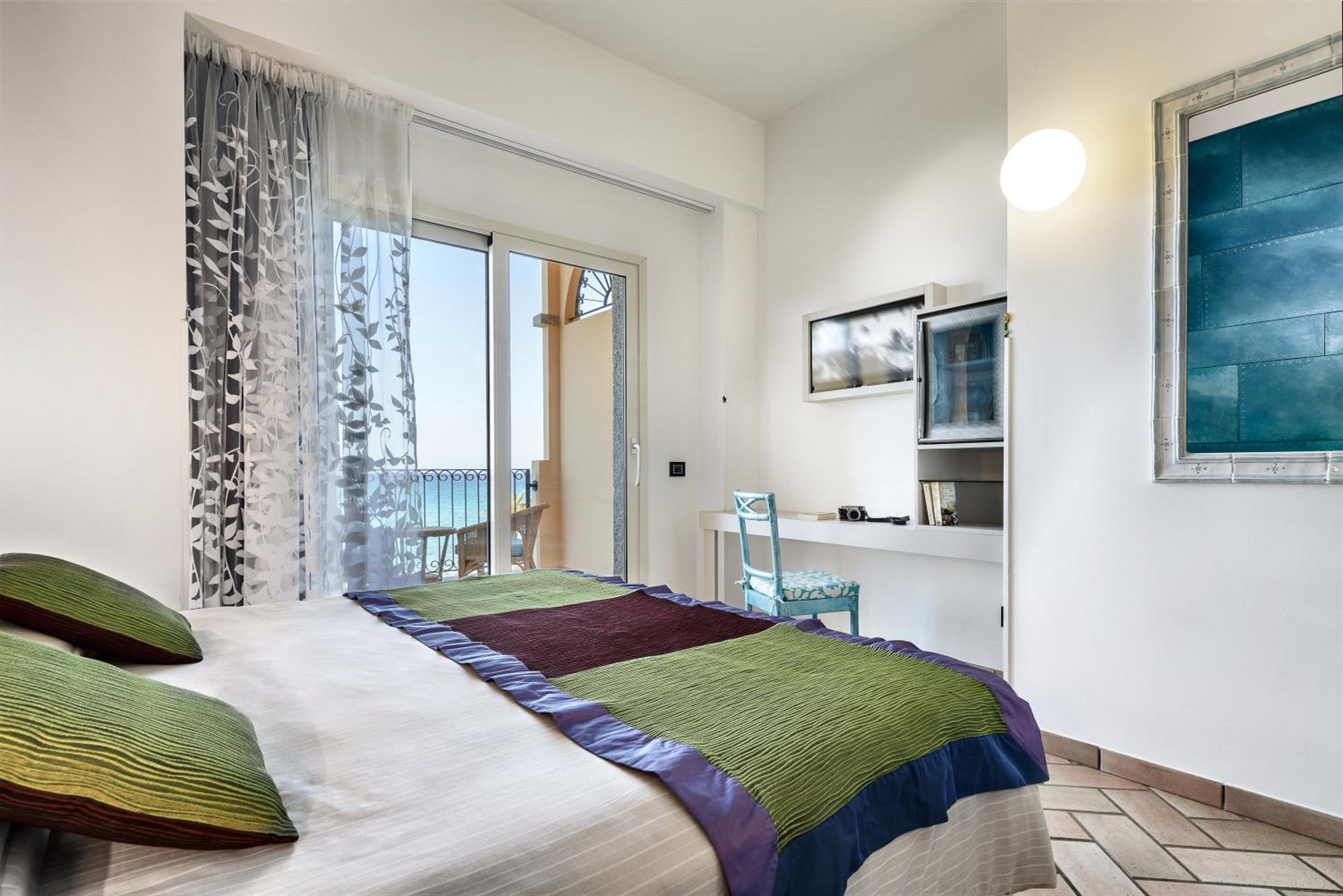 Deluxe Double or Twin Room with Sea View - Photo 3