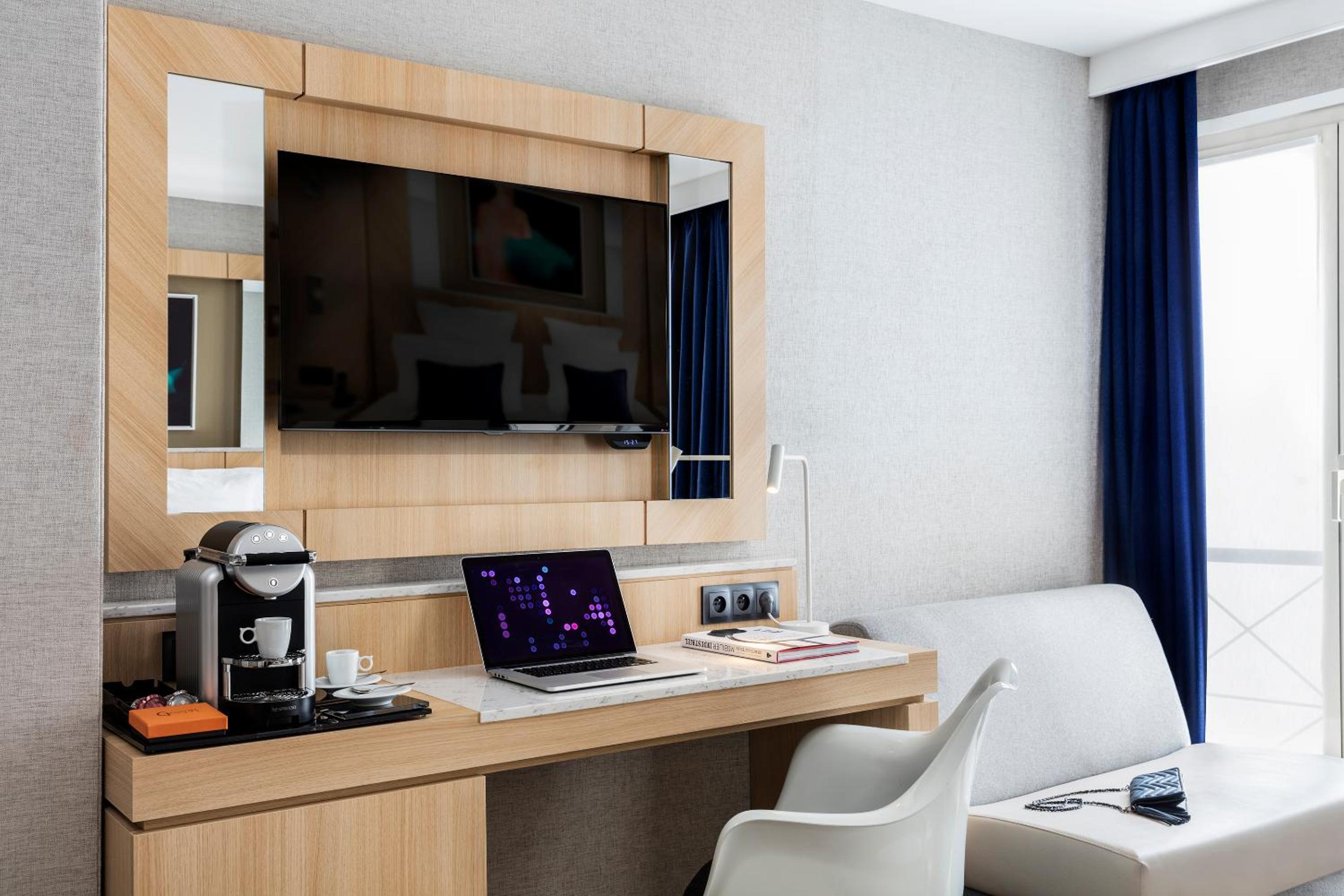 Deluxe Triple Room thumbnail 6