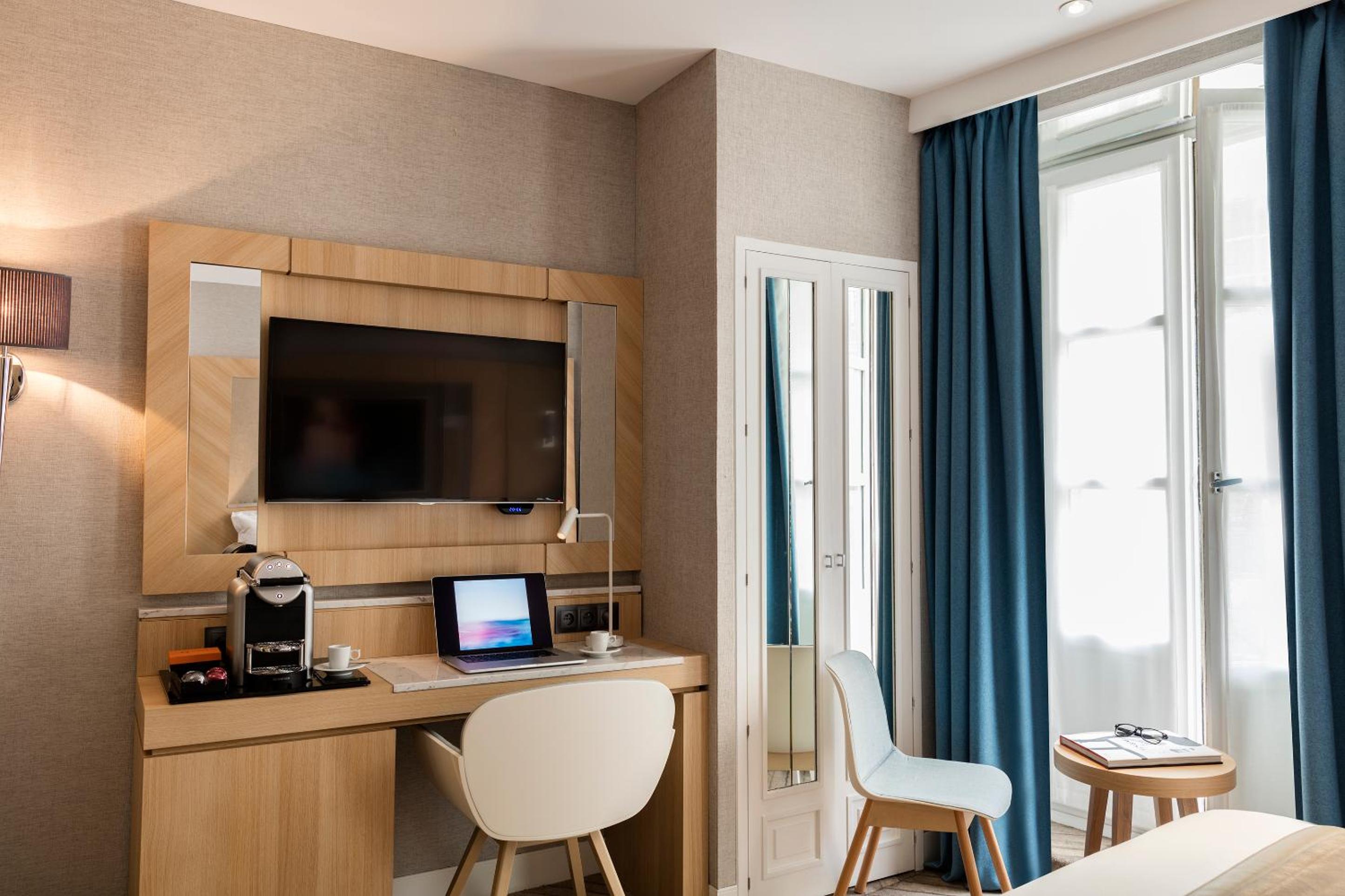 Superior Double Room thumbnail 6