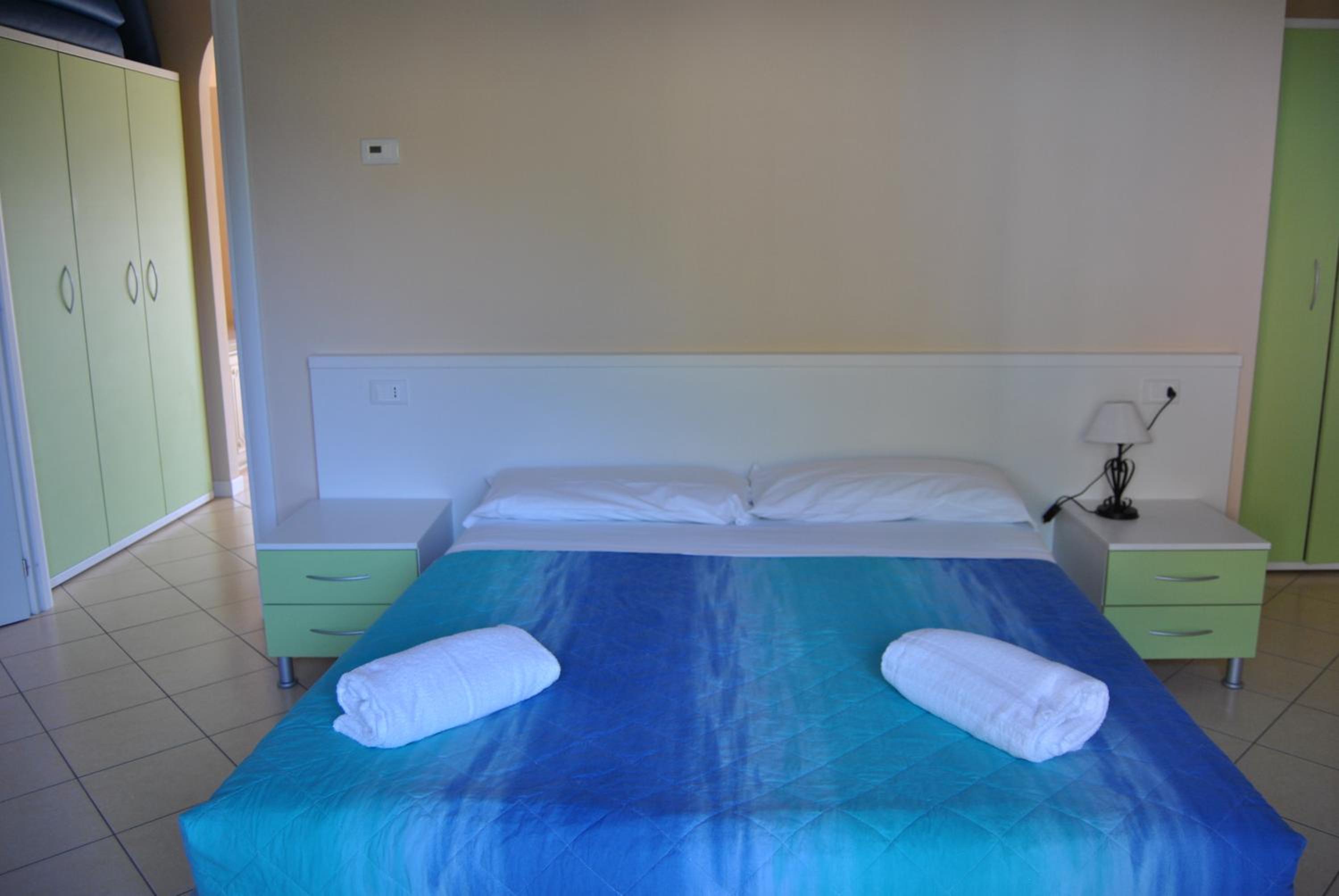 One-Bedroom Apartment (5 Adults) photo 2