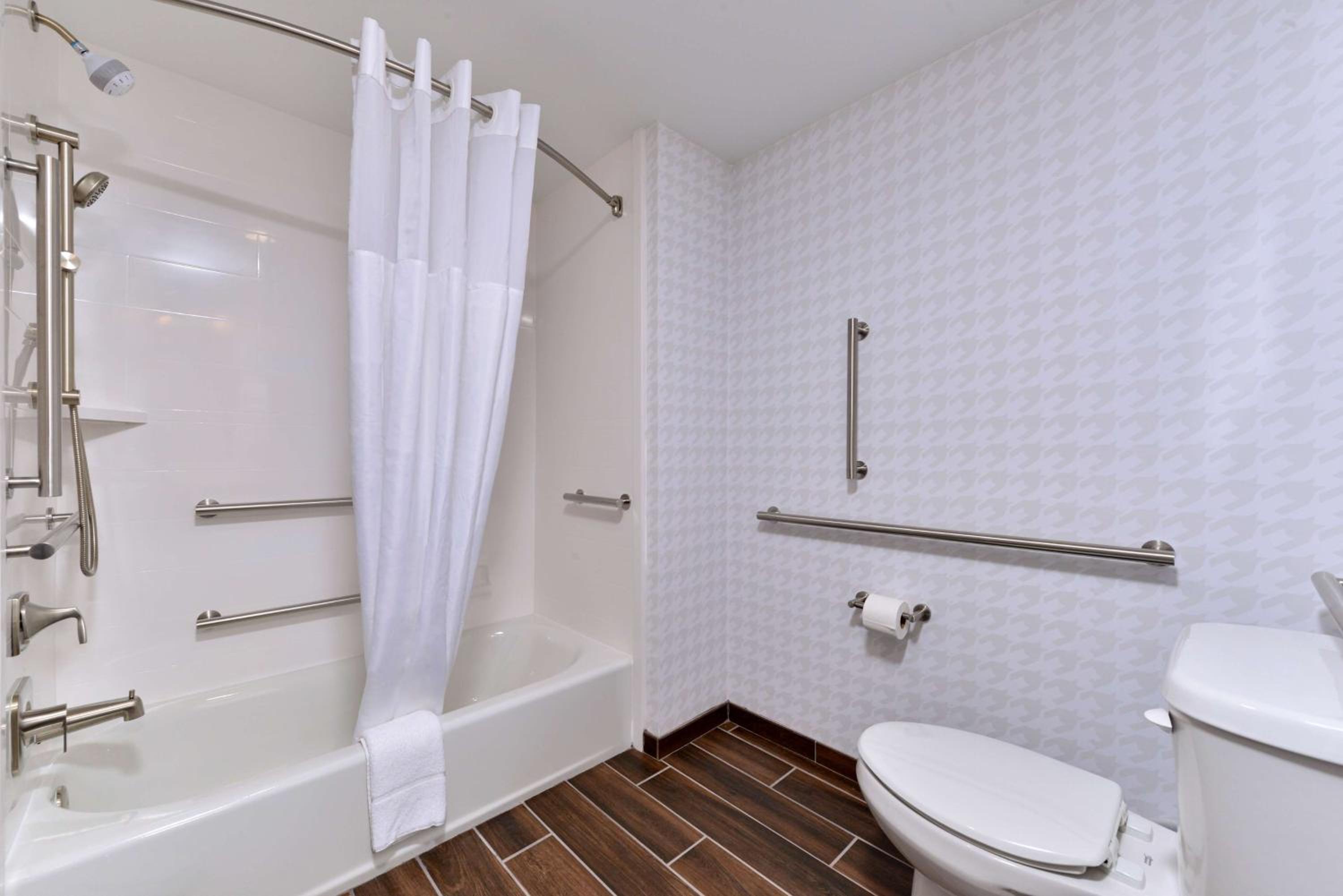 Queen Room with Two Queen Beds and Bath Tub - Mobility and Hearing Access/Non-Smoking