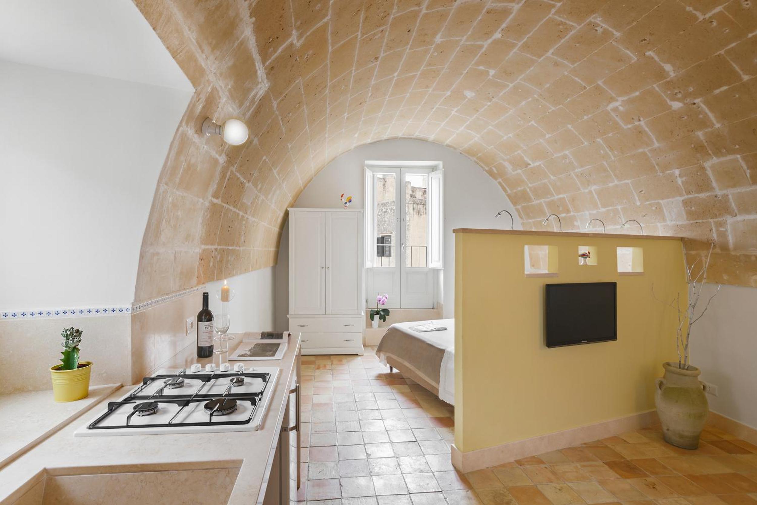 Studio Apartment - Photo 18