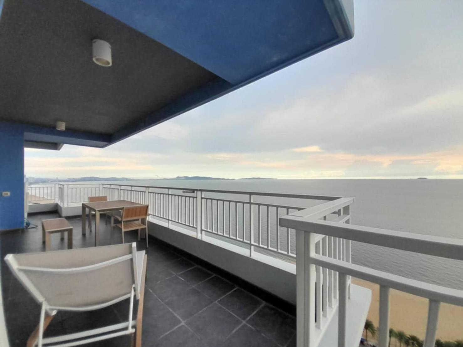 Deluxe Double Room with Balcony and Sea View photo 2