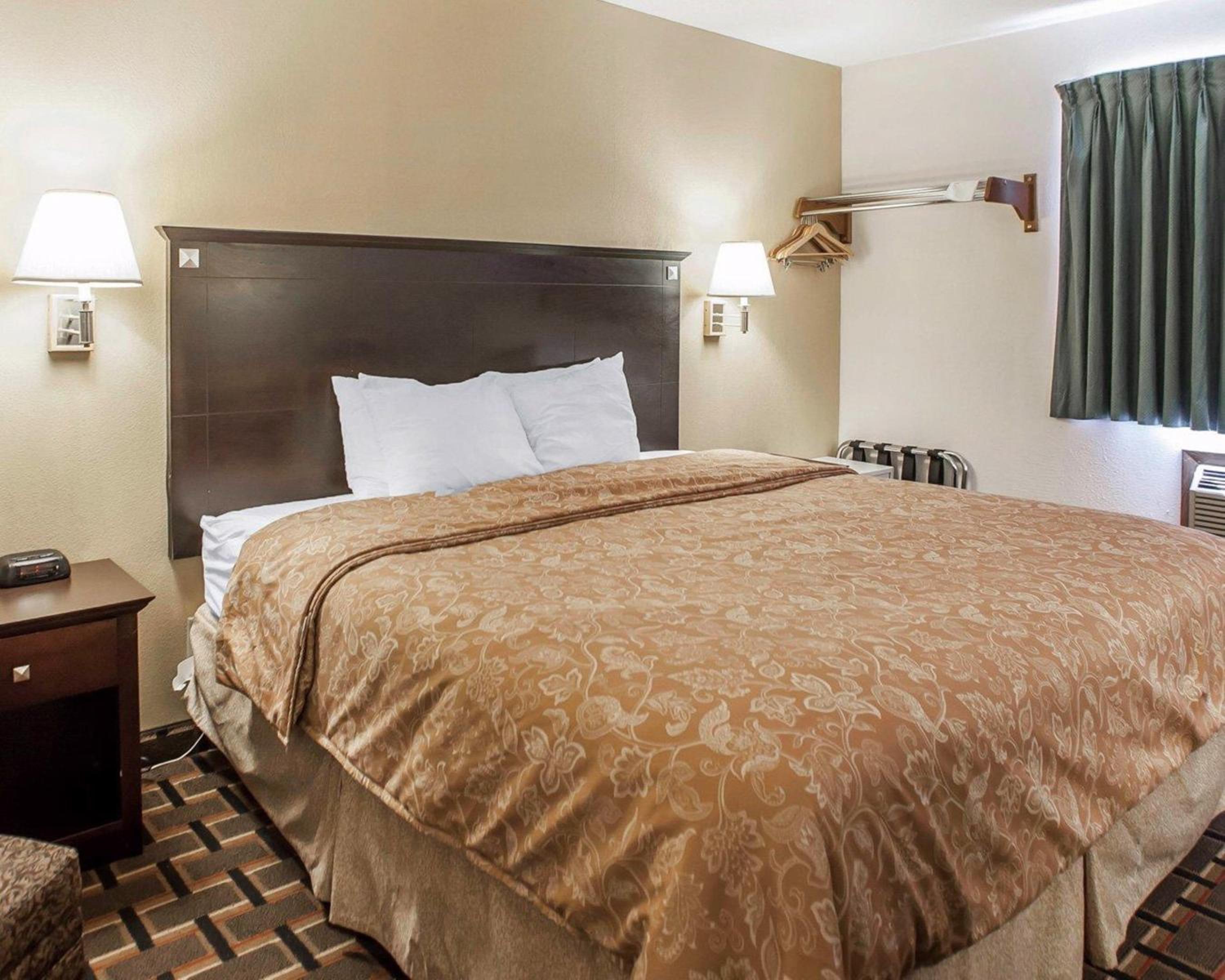 King Room - Non-Smoking - Photo 5