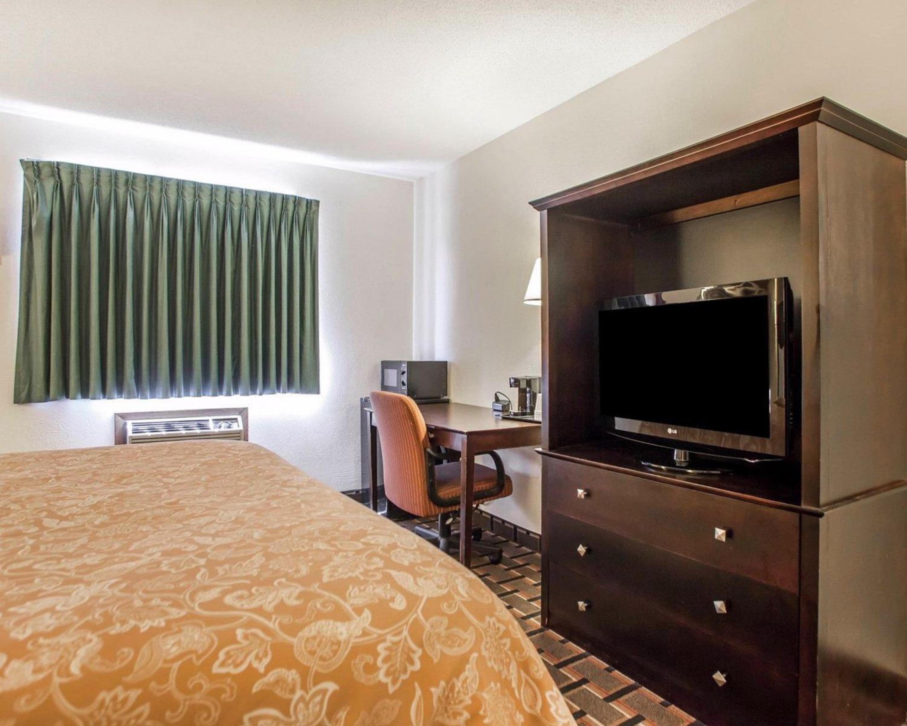 King Room - Non-Smoking - Photo 3