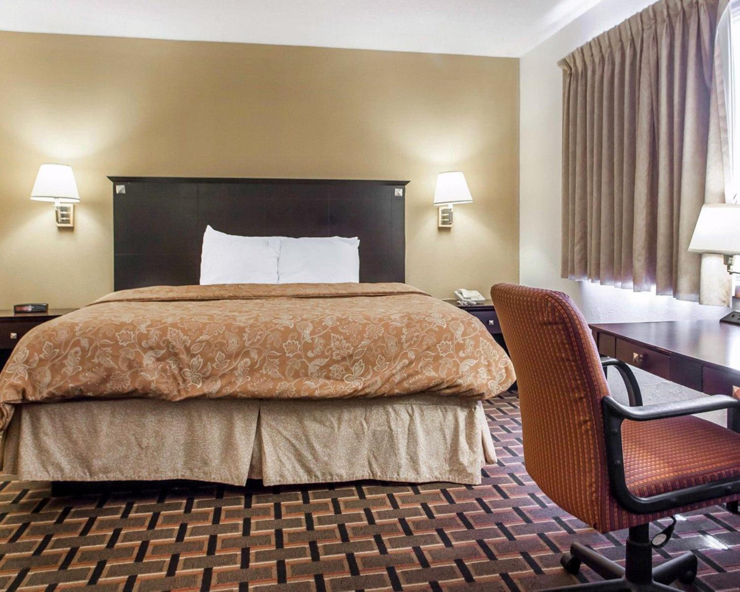 King Room - Non-Smoking - Photo 4