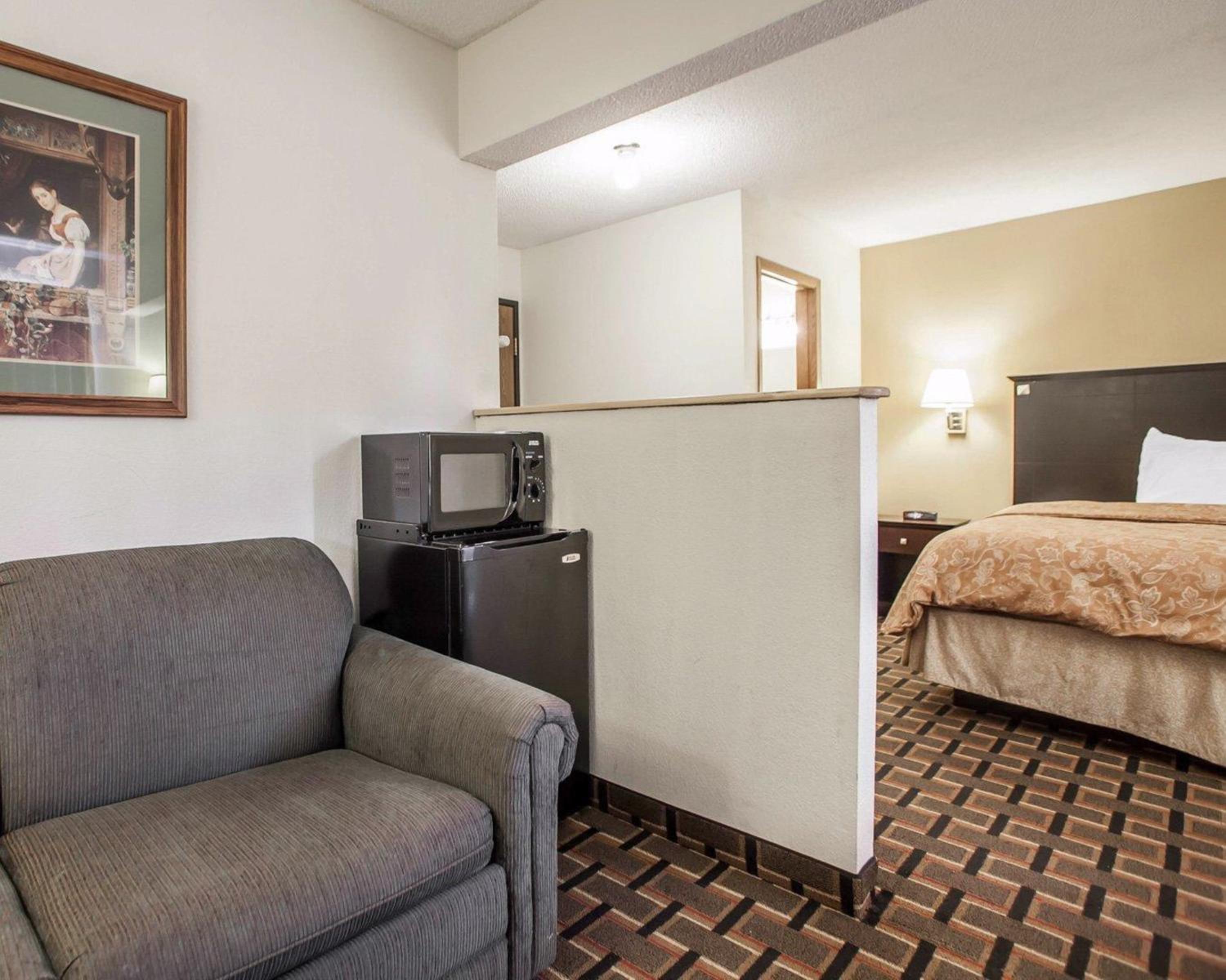 King Suite with Sofa Bed - Non-Smoking - Photo 4