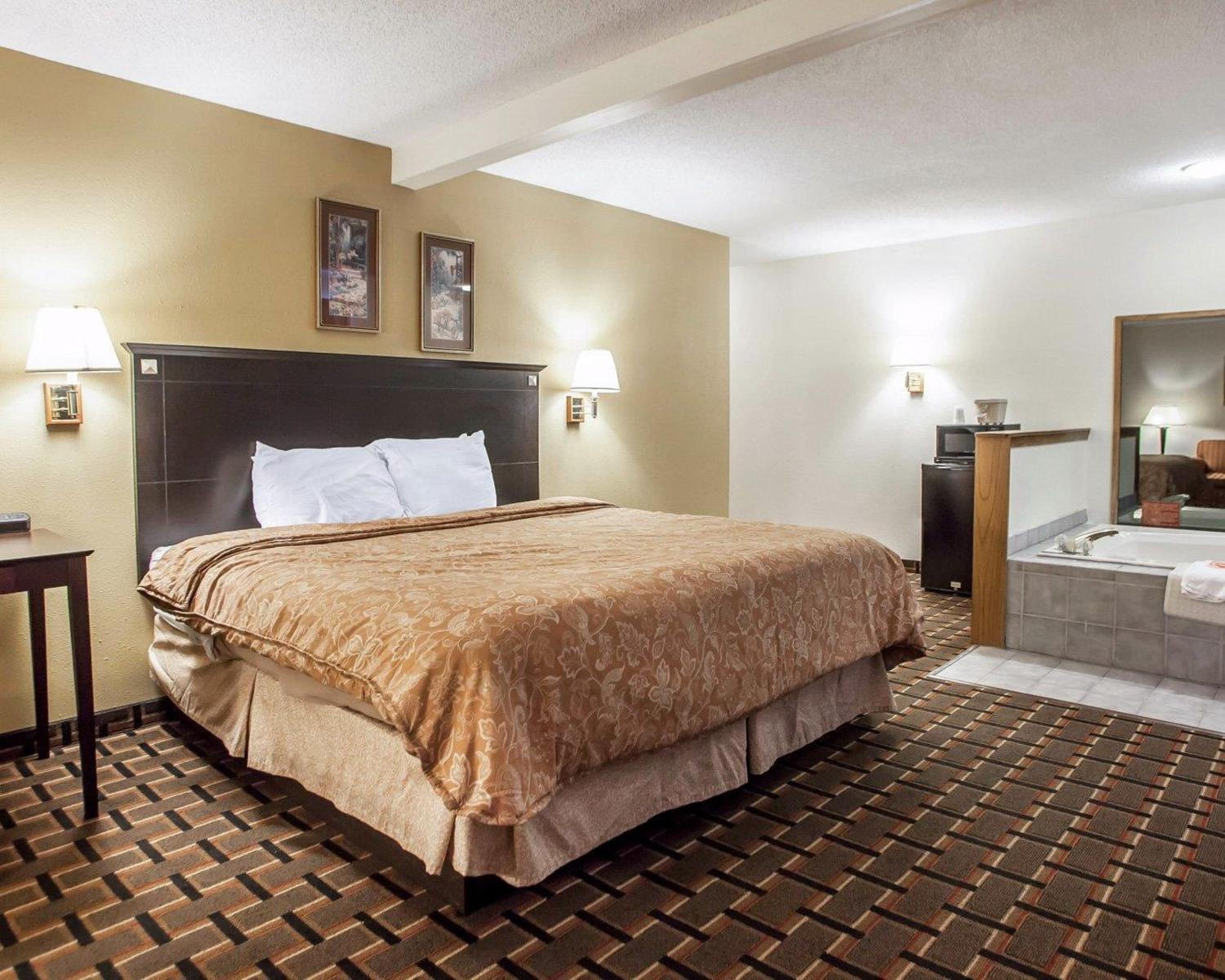 King Suite with Sofa Bed - Non-Smoking - Photo 3