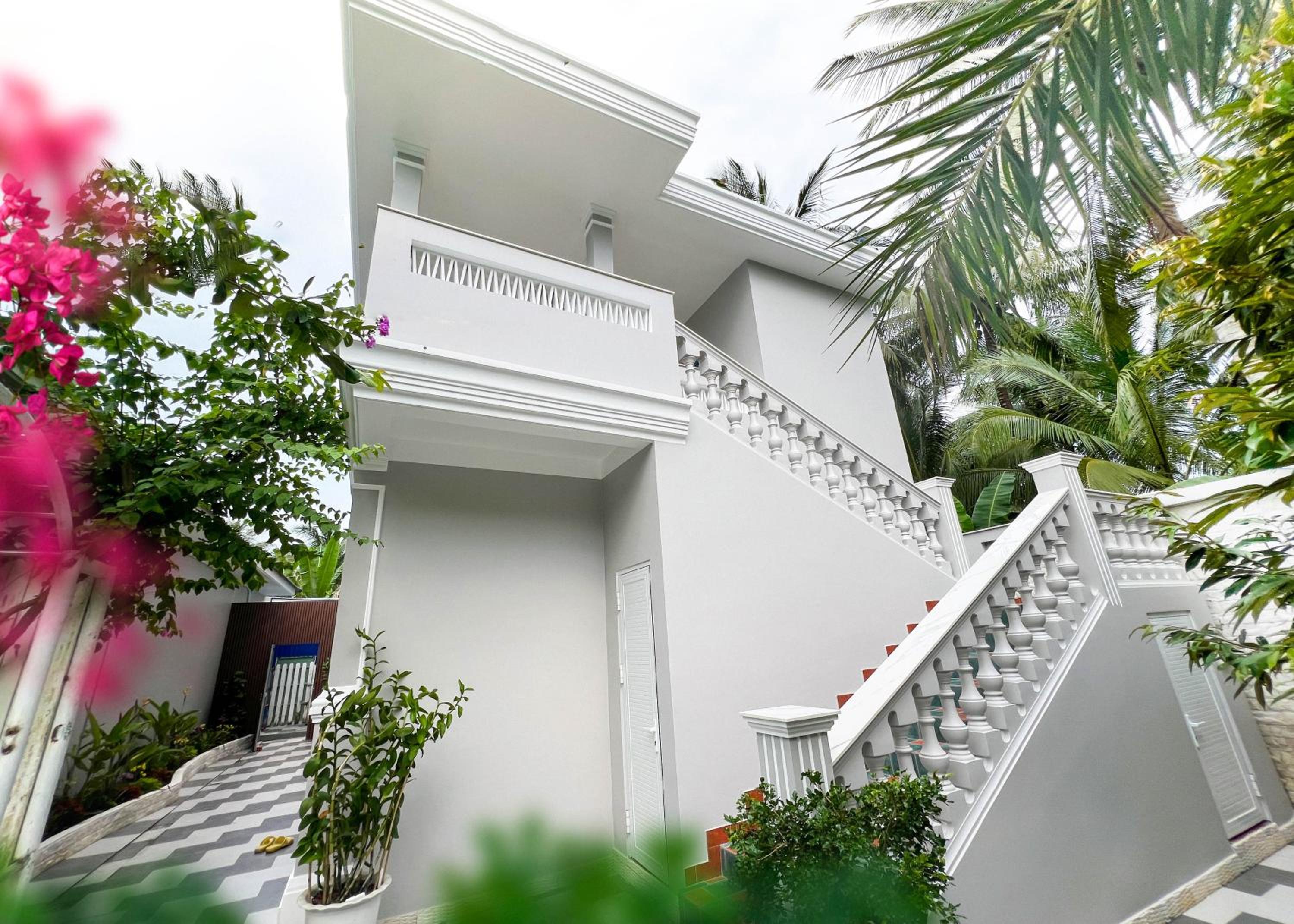 Family Room with Balcony photo 3