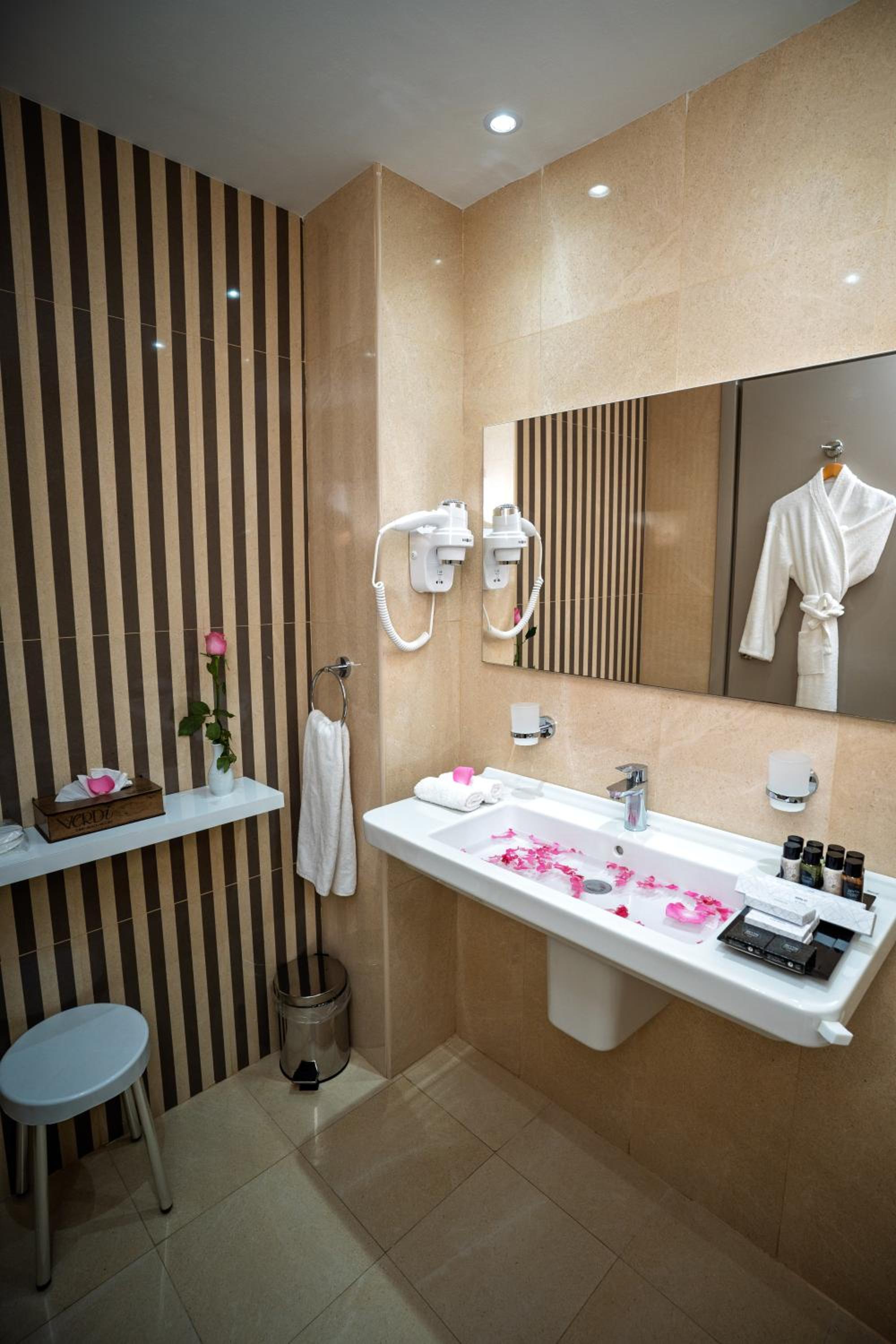 Deluxe King Suite - Photo 2