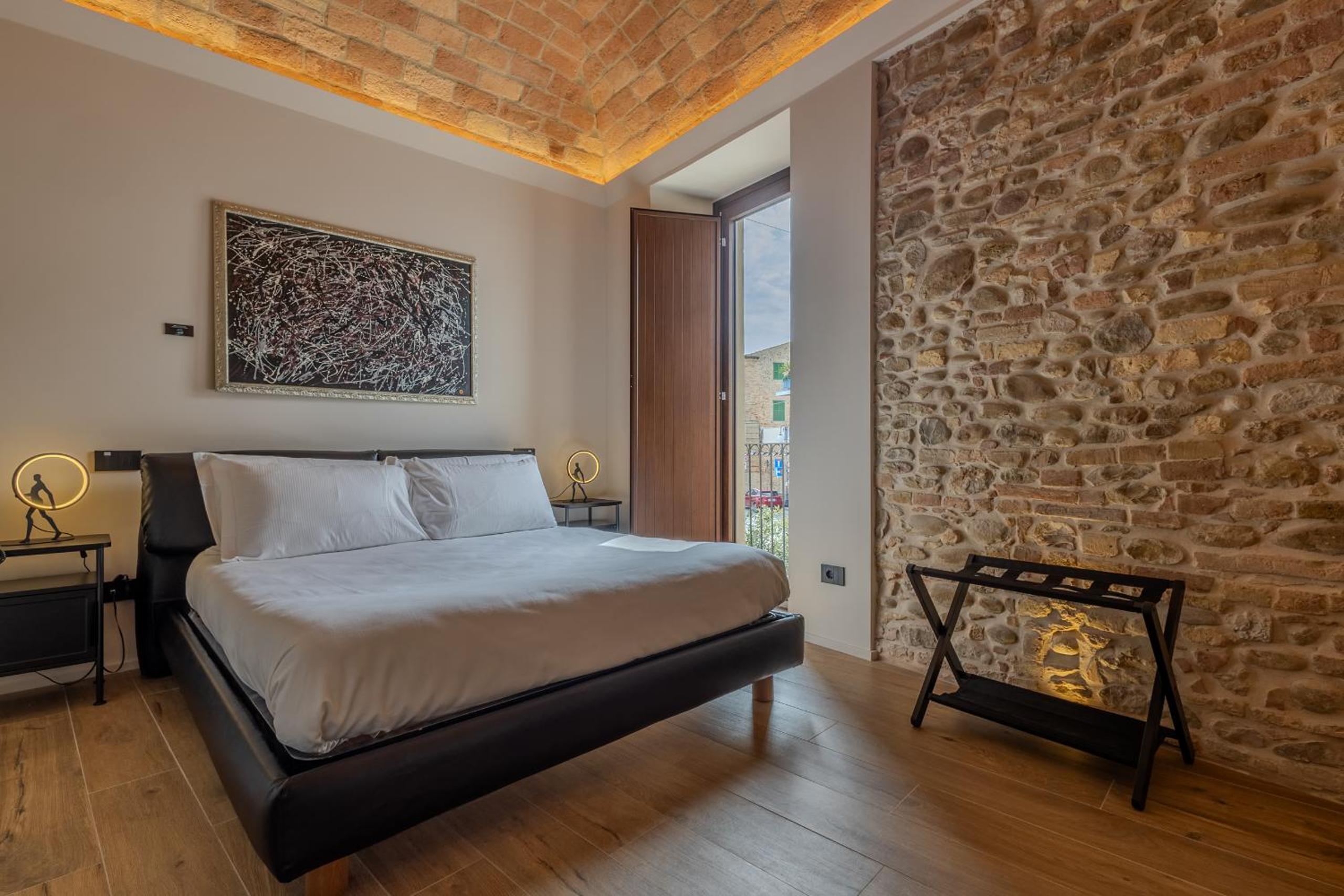 Deluxe One-Bedroom Apartment with City View photo 1