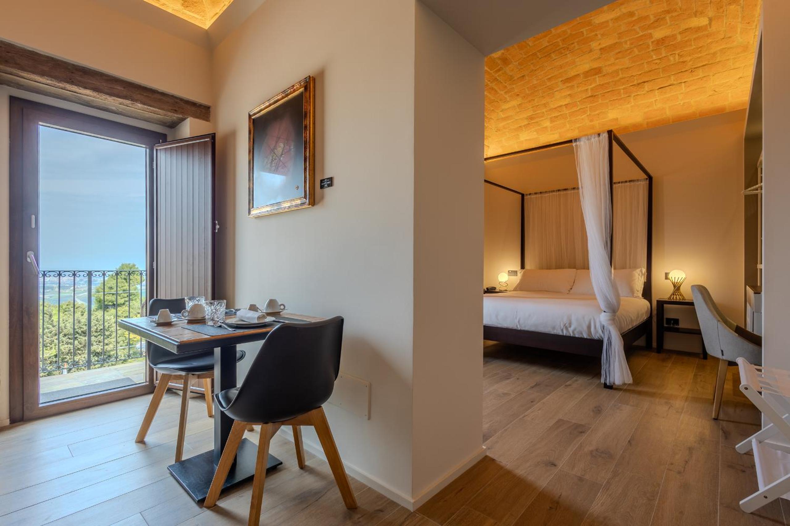 One-Bedroom Apartment with Sea View photo 1