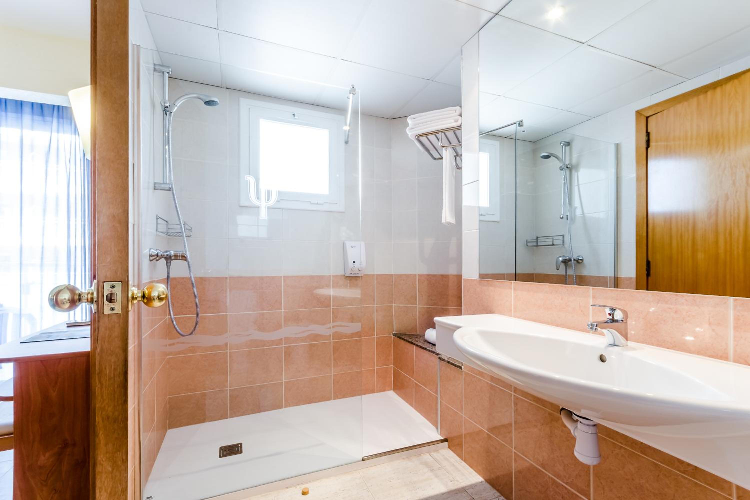 Standard Double or Twin Room photo 2