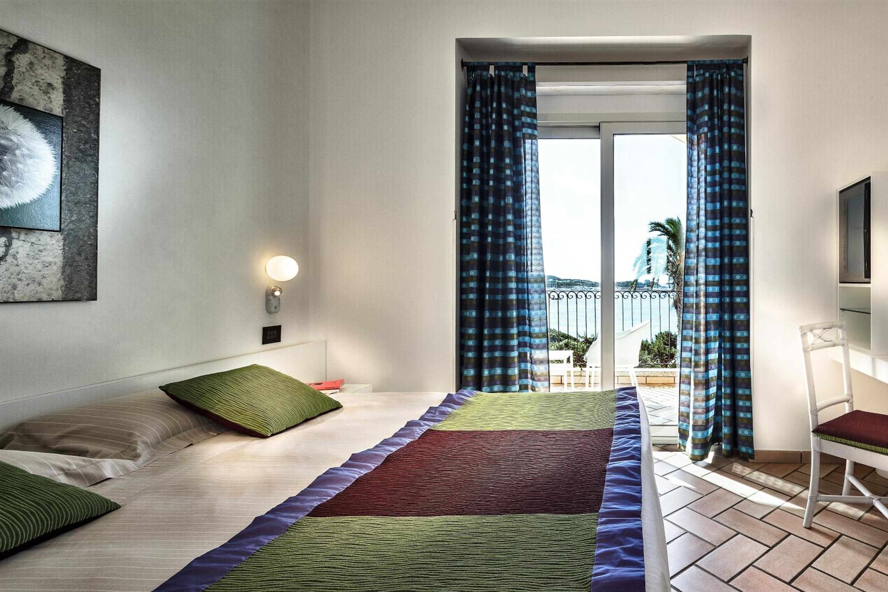 Classic Triple Room with Sea View - Photo 2