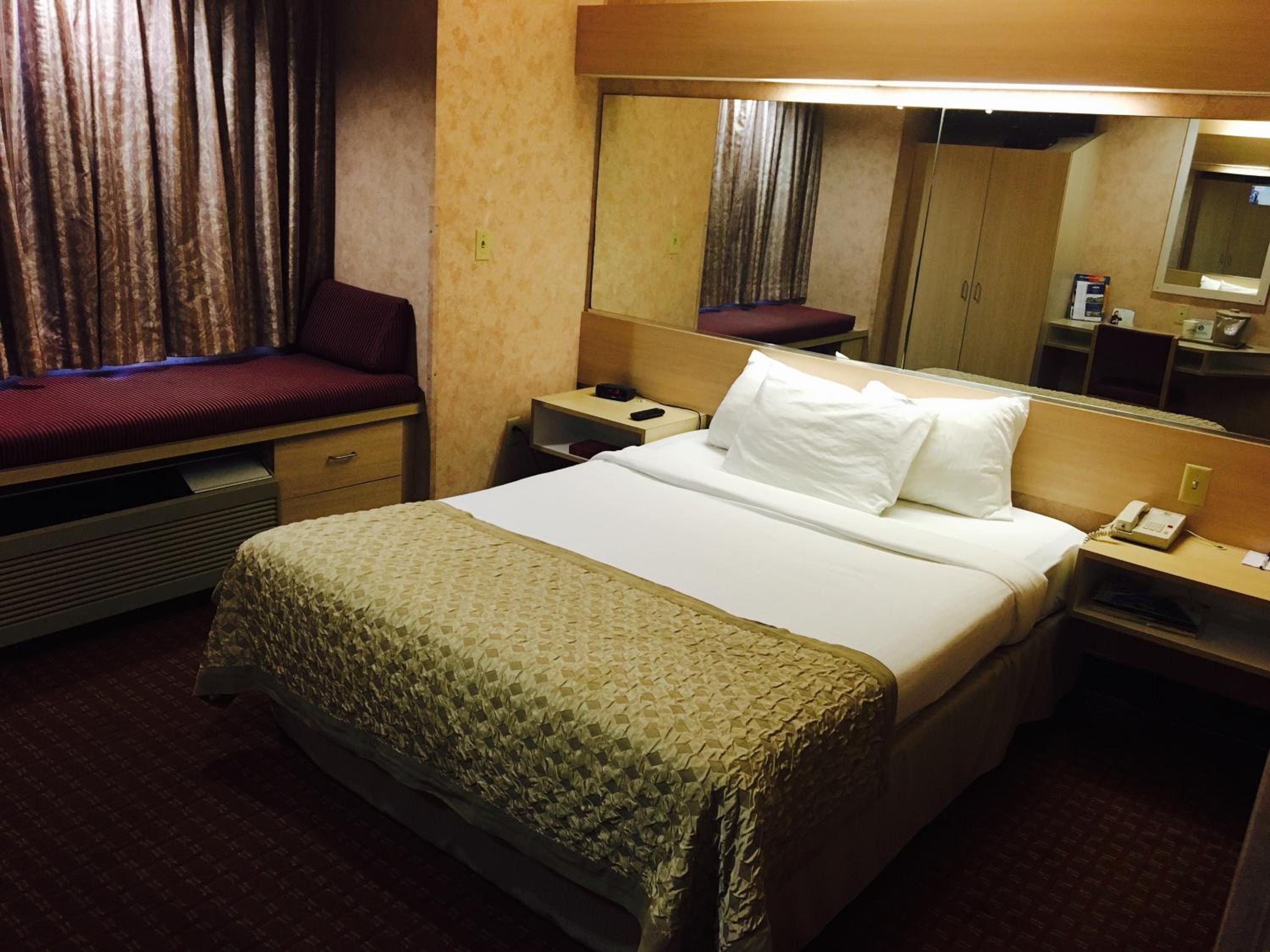 Queen Room - Non-Smoking - Photo 2