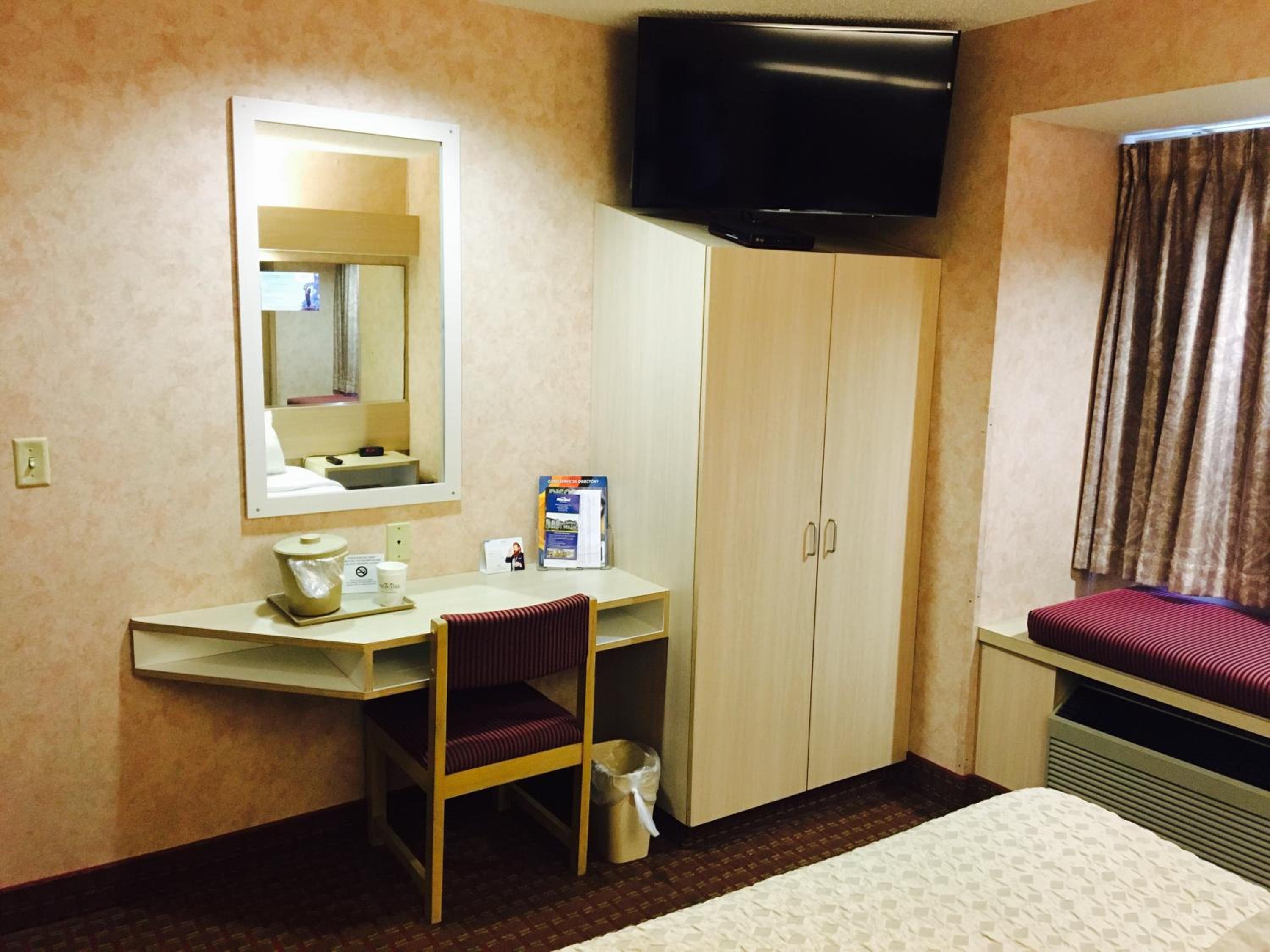 Queen Room - Non-Smoking - Photo 1