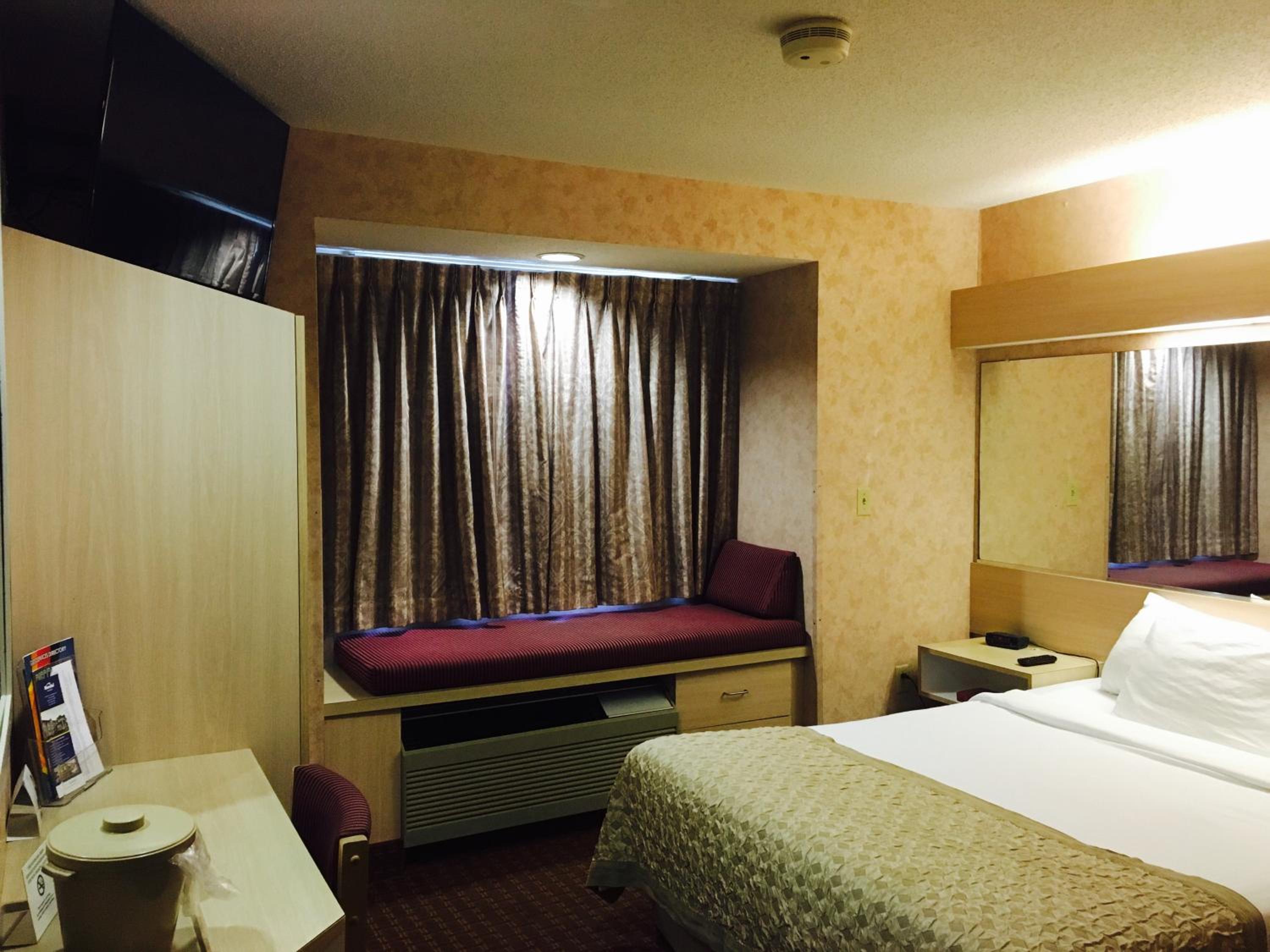Queen Room - Non-Smoking - Photo 4