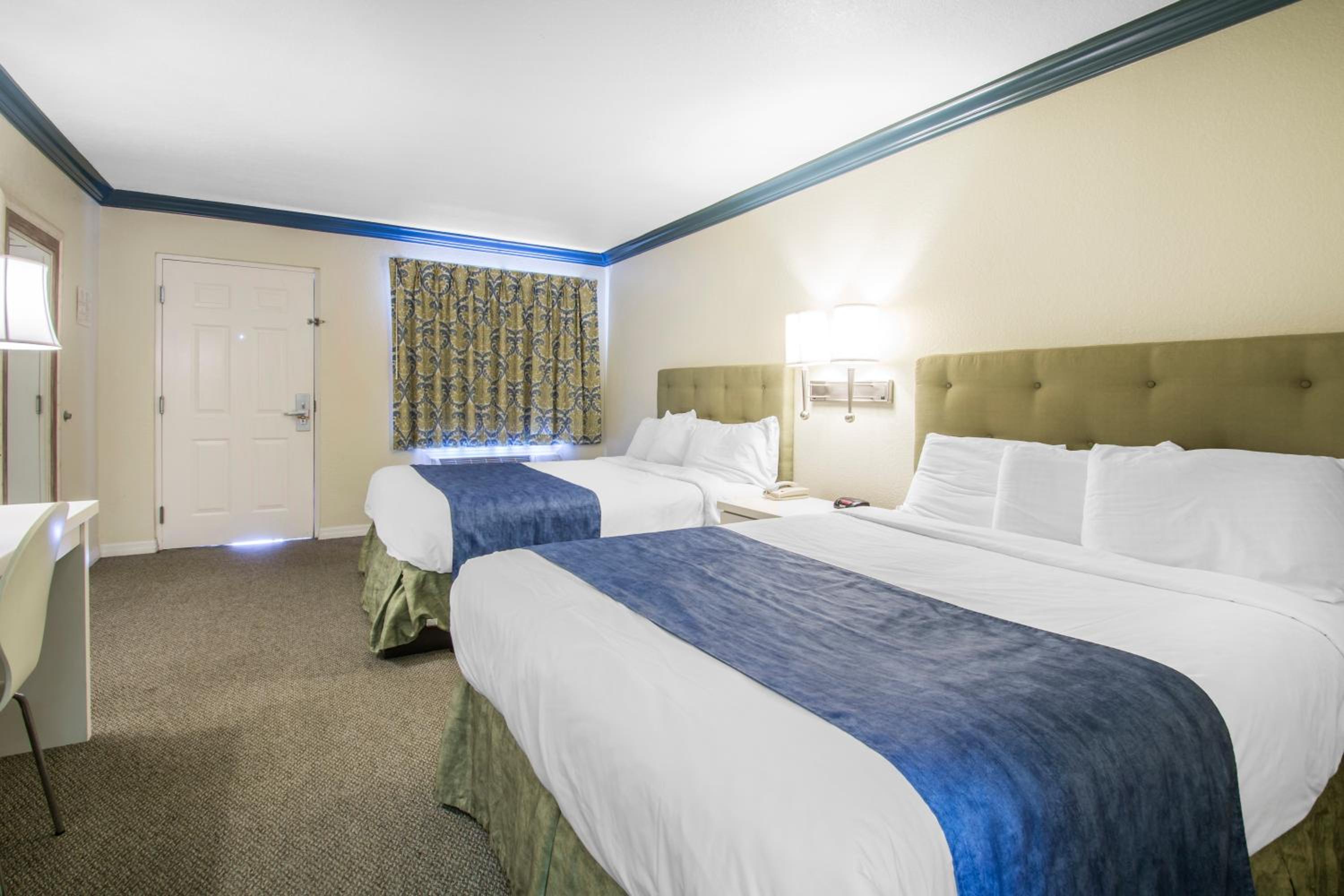 Standard Queen Room with Two Queen Beds - Non-Smoking photo 3