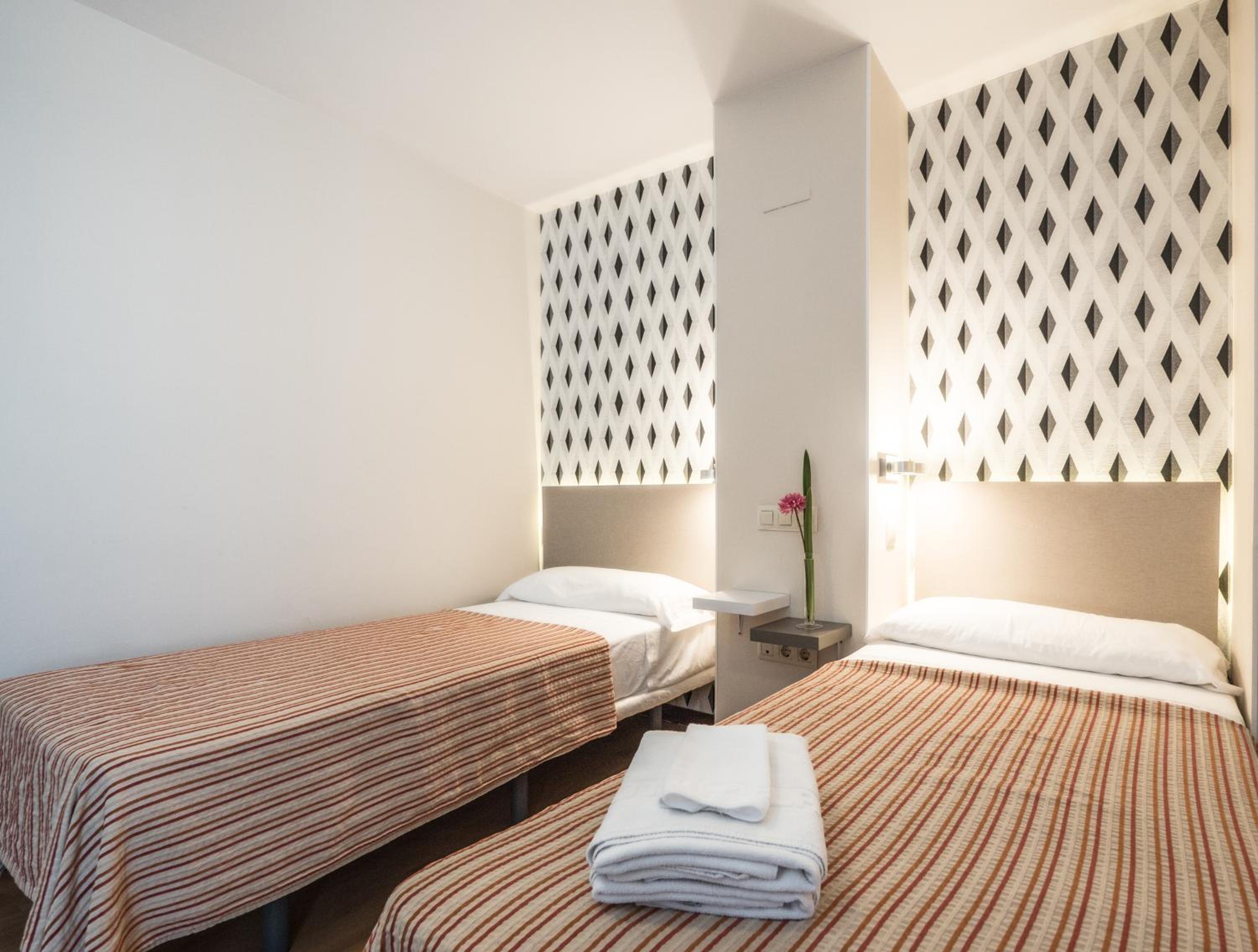 Twin Room - Photo 2