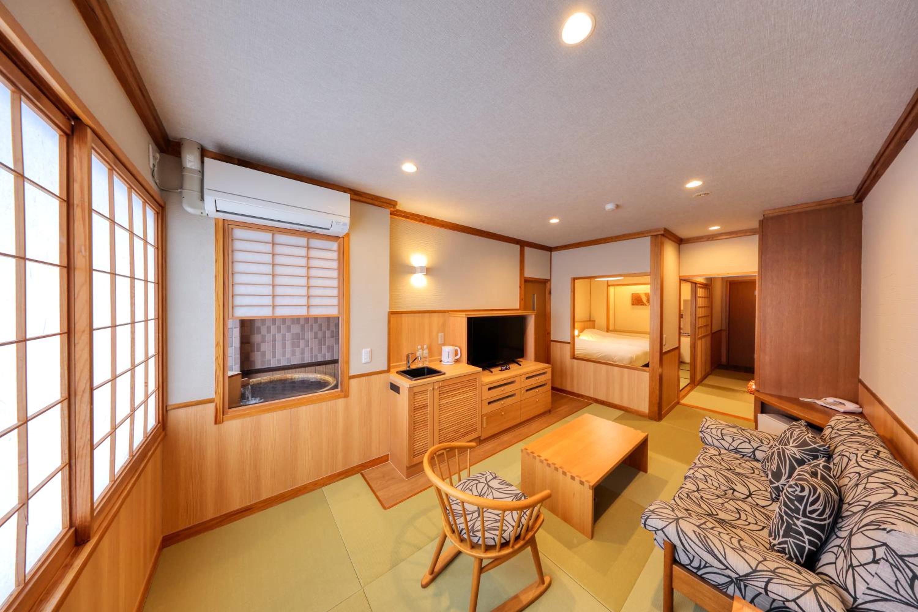 Renovated Japanese-Western Style Room with Private Bath 45 sqm thumbnail 5