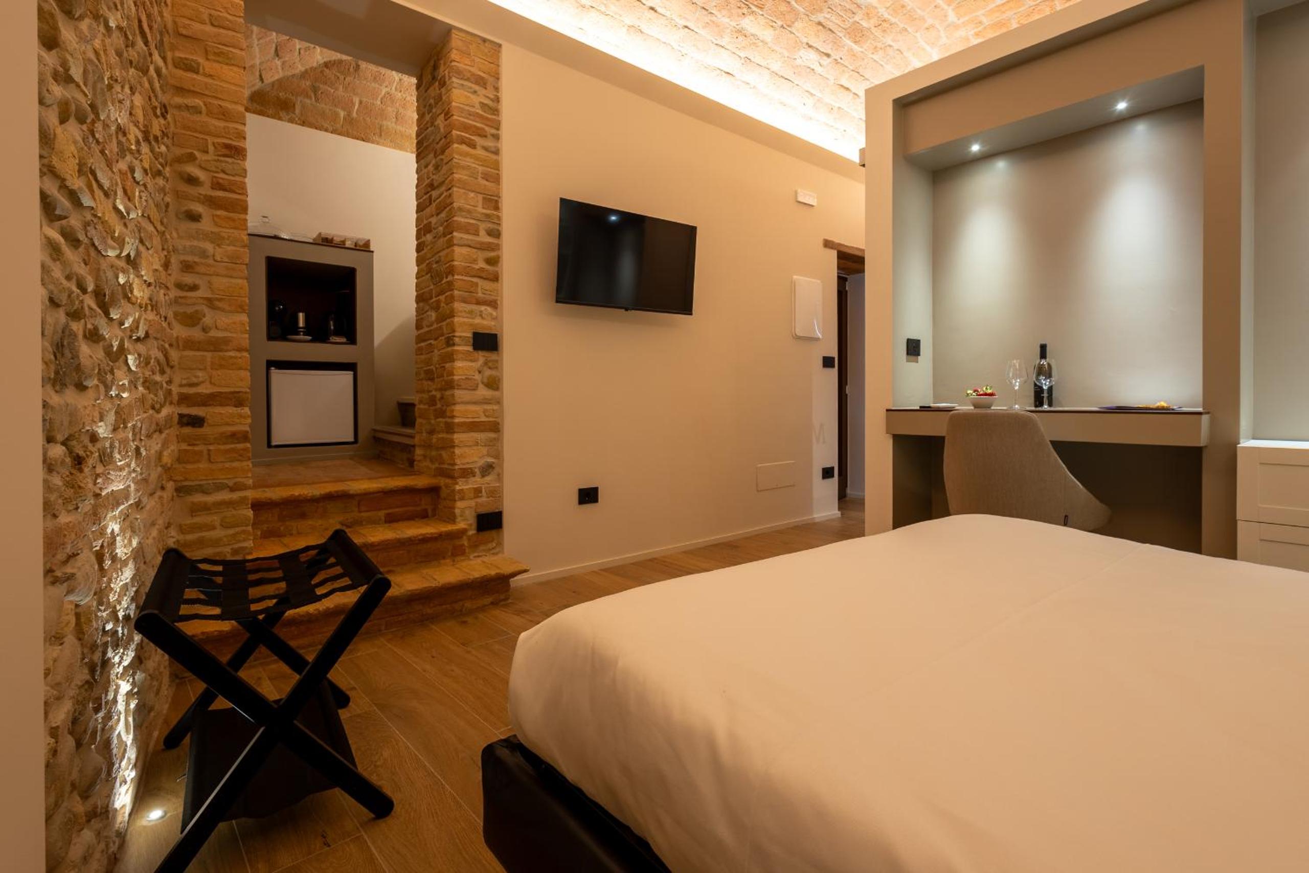 Deluxe One-Bedroom Apartment with City View photo 2