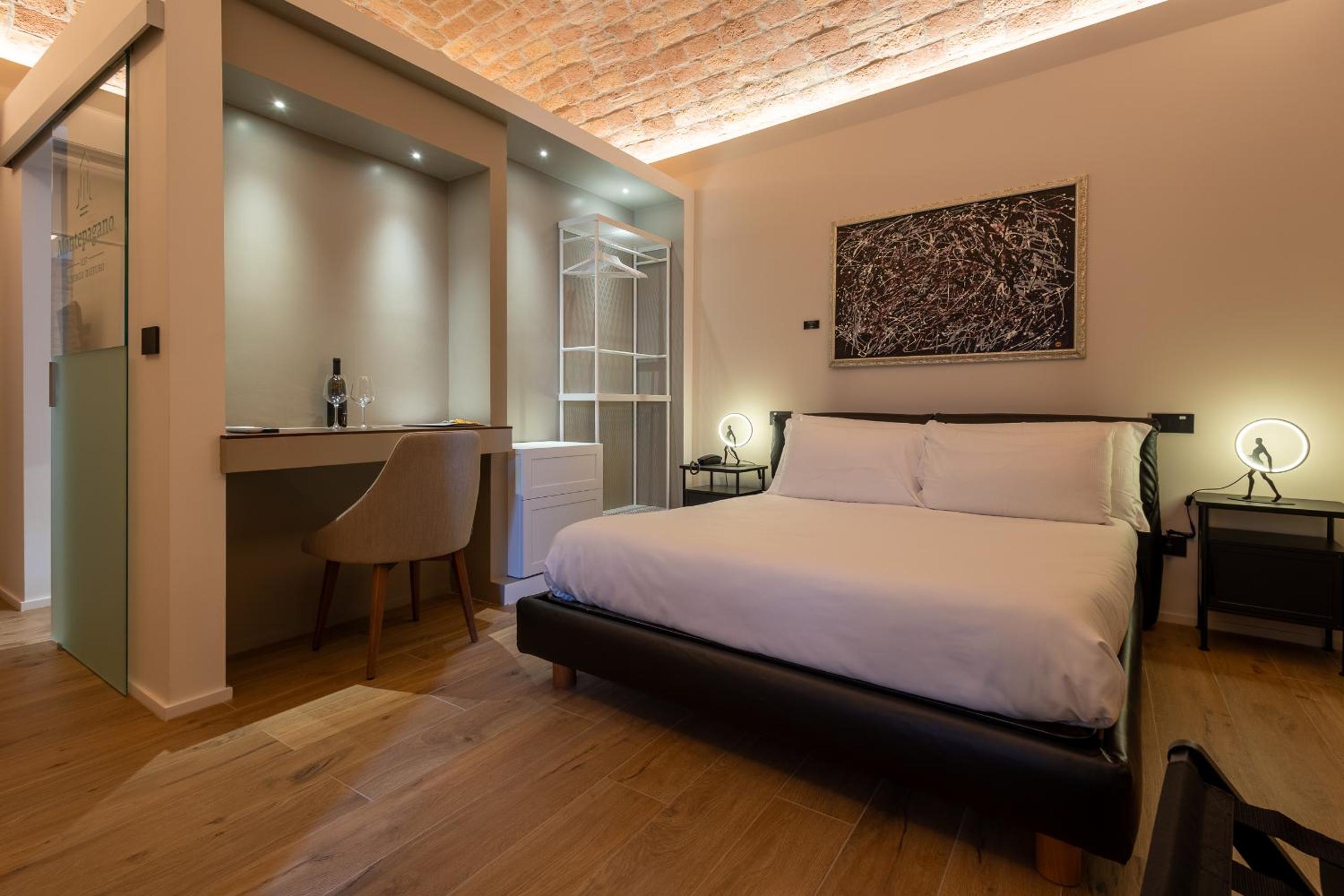 Deluxe One-Bedroom Apartment with City View photo 3