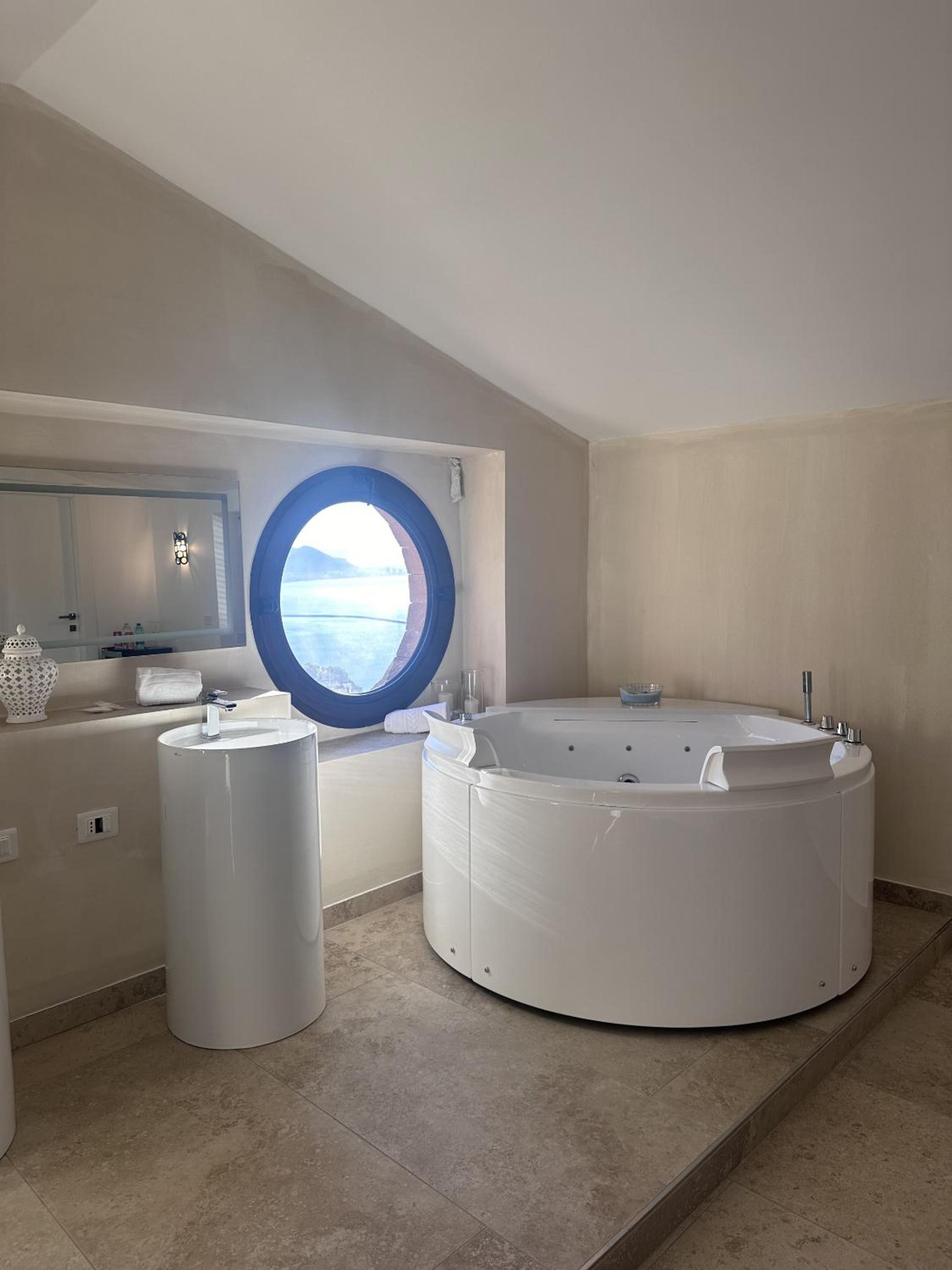 Deluxe Suite with Sea View photo 1