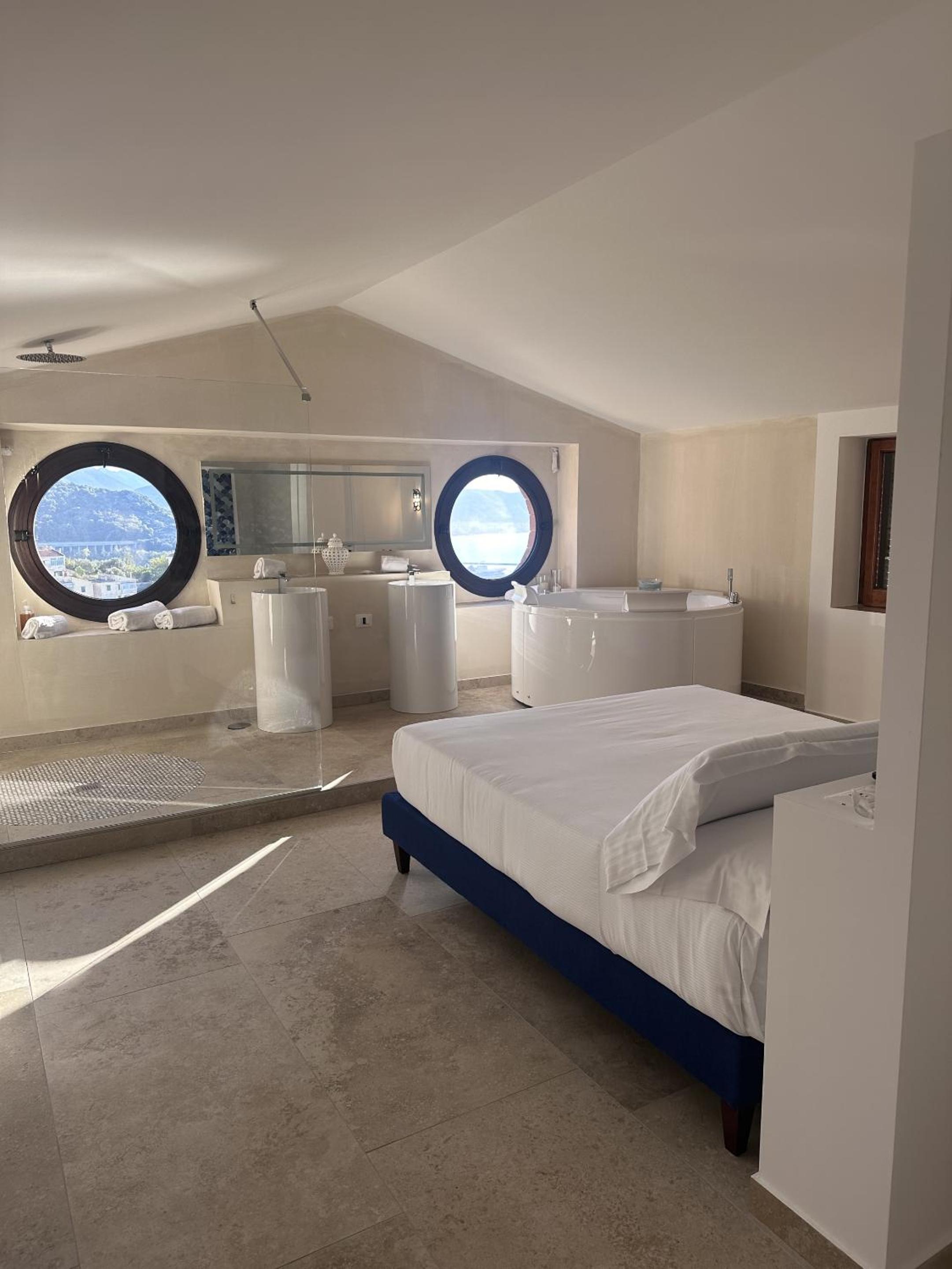 Deluxe Suite with Sea View photo 2