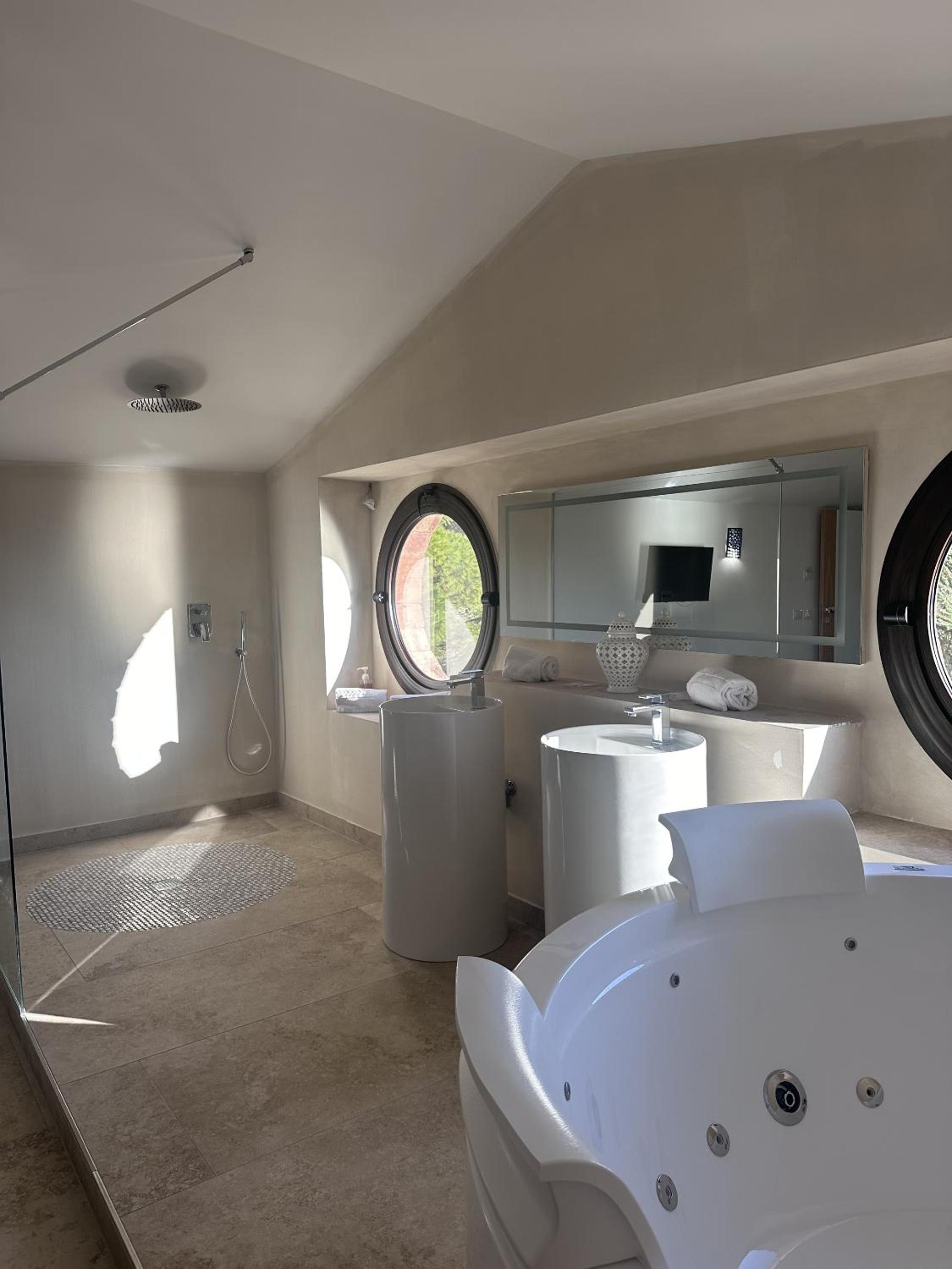Deluxe Suite with Sea View photo 3