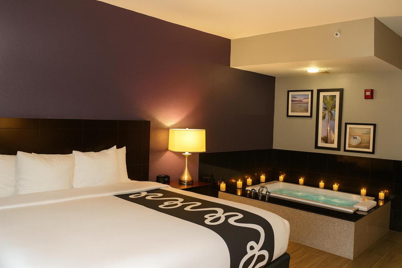 King Room with Bath Tub - Mobility Accessible/Non-Smoking - Photo 1