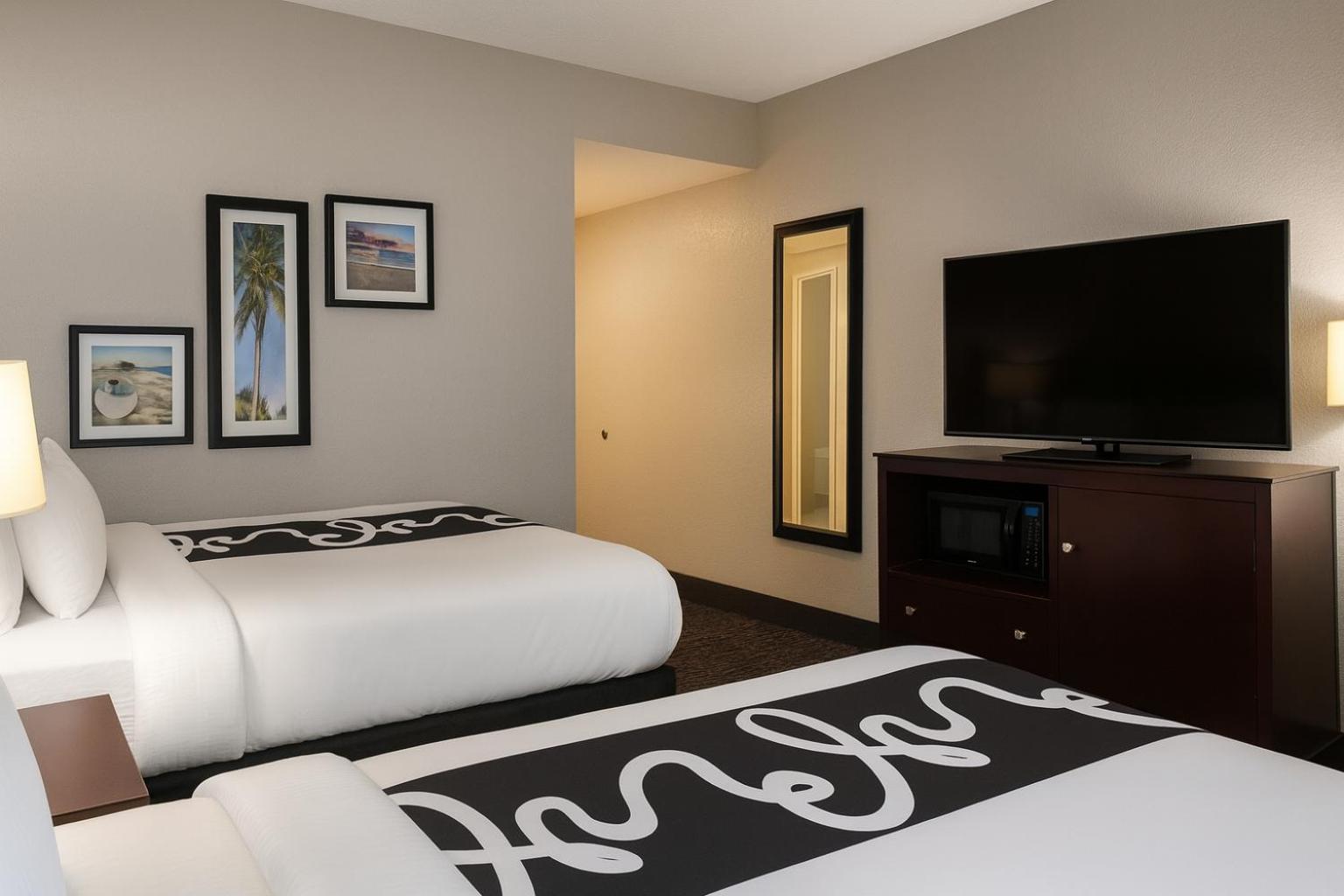 Deluxe Queen Room with Two Queen Beds - Photo 5