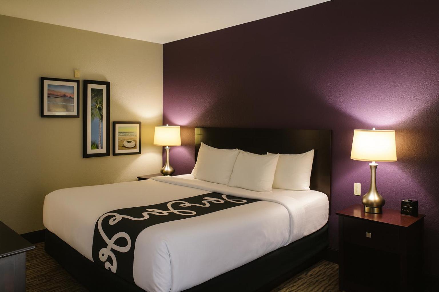 Deluxe King Room - Photo 6