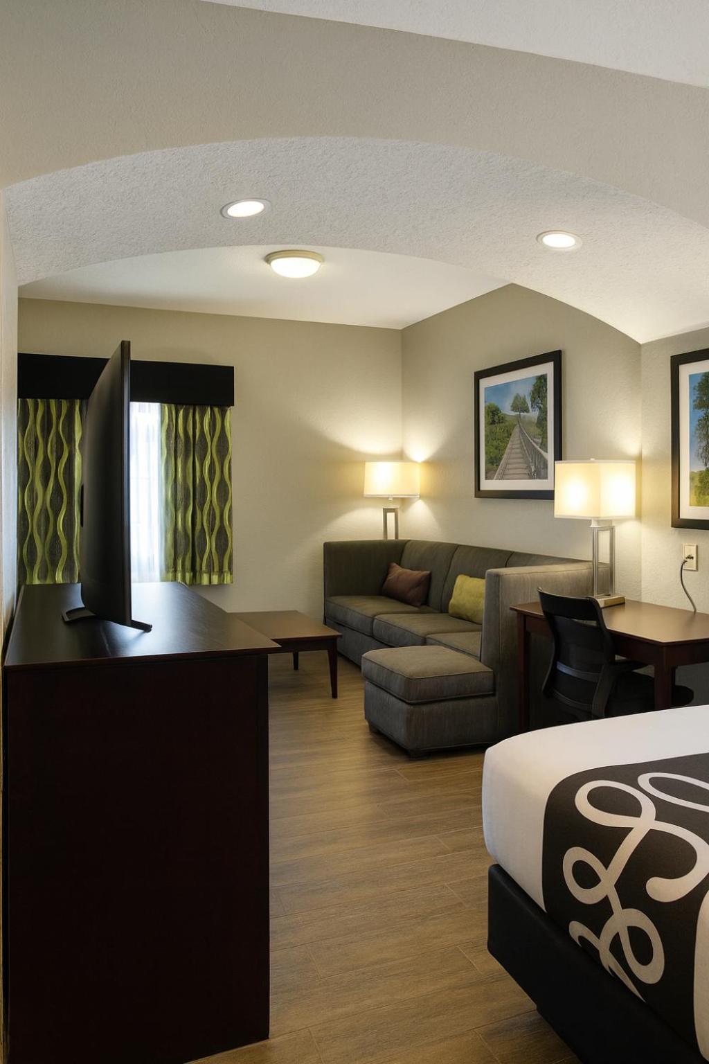 Executive King Room - Photo 7