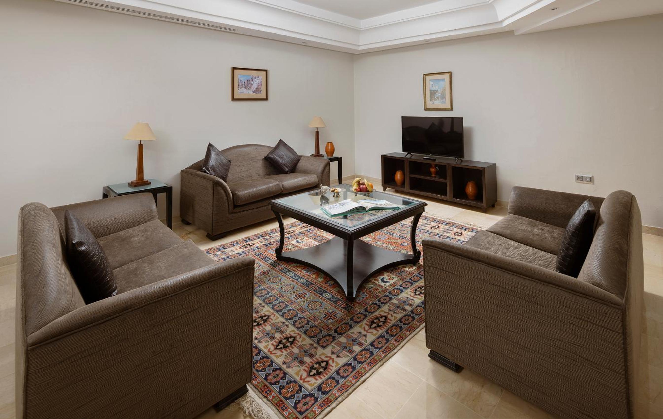 Deluxe King Suite - Photo 4