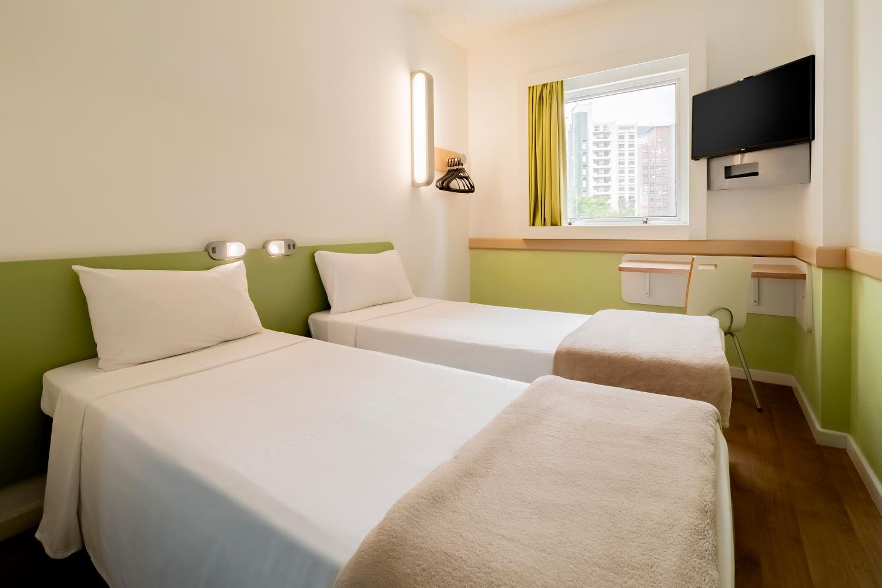 Standard Room with 2 Twin Beds photo 3
