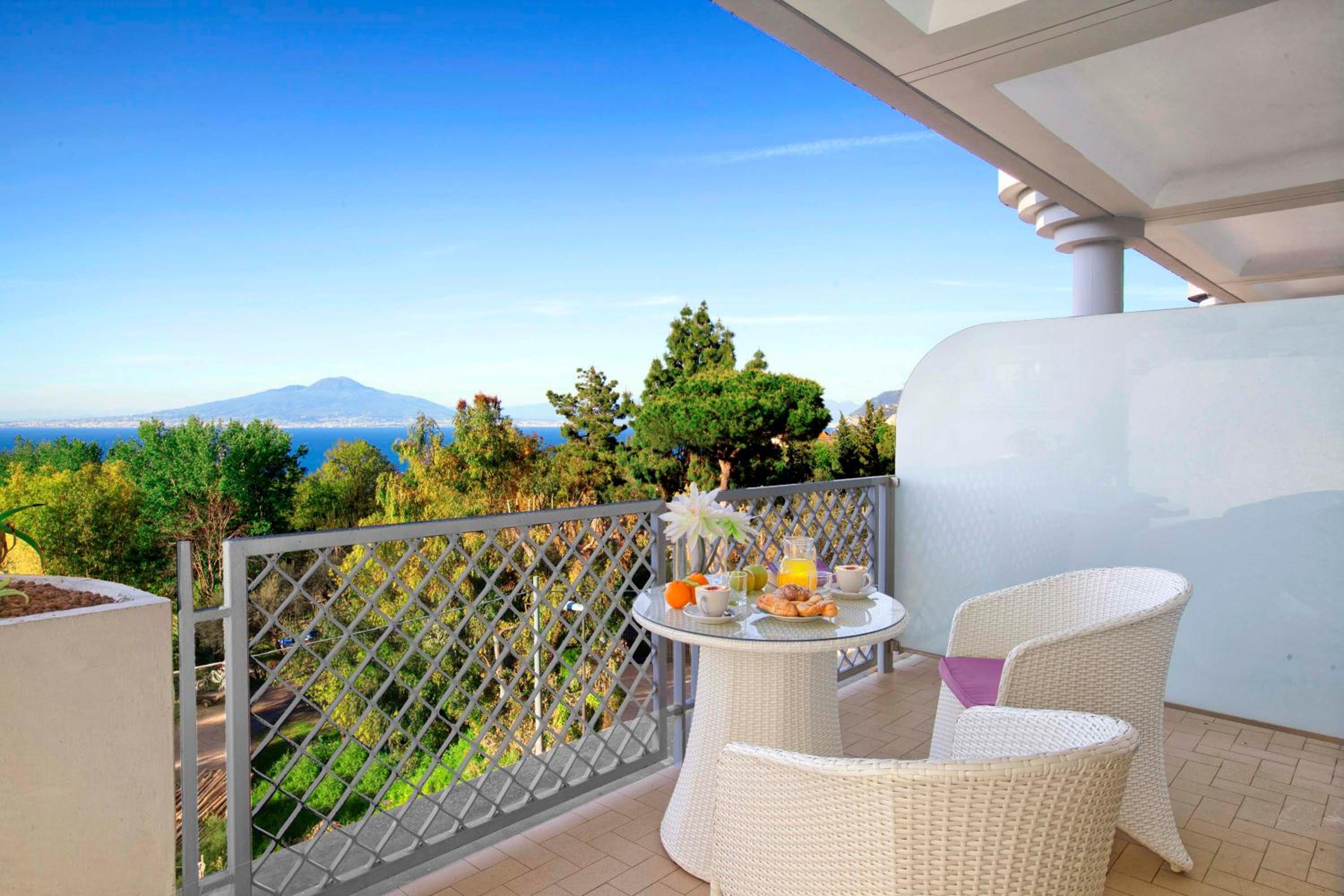 Double or Twin Room with Partial Sea View - Photo 2