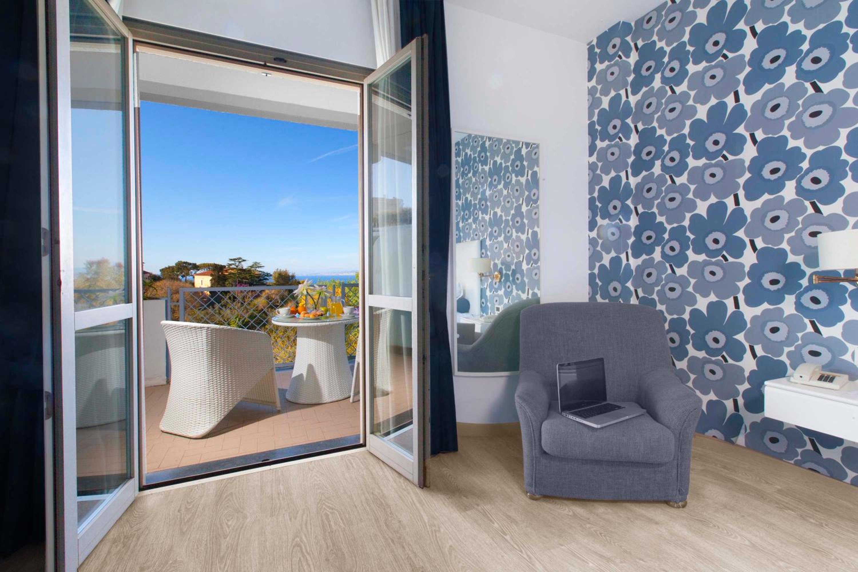 Double or Twin Room with Partial Sea View - Photo 3