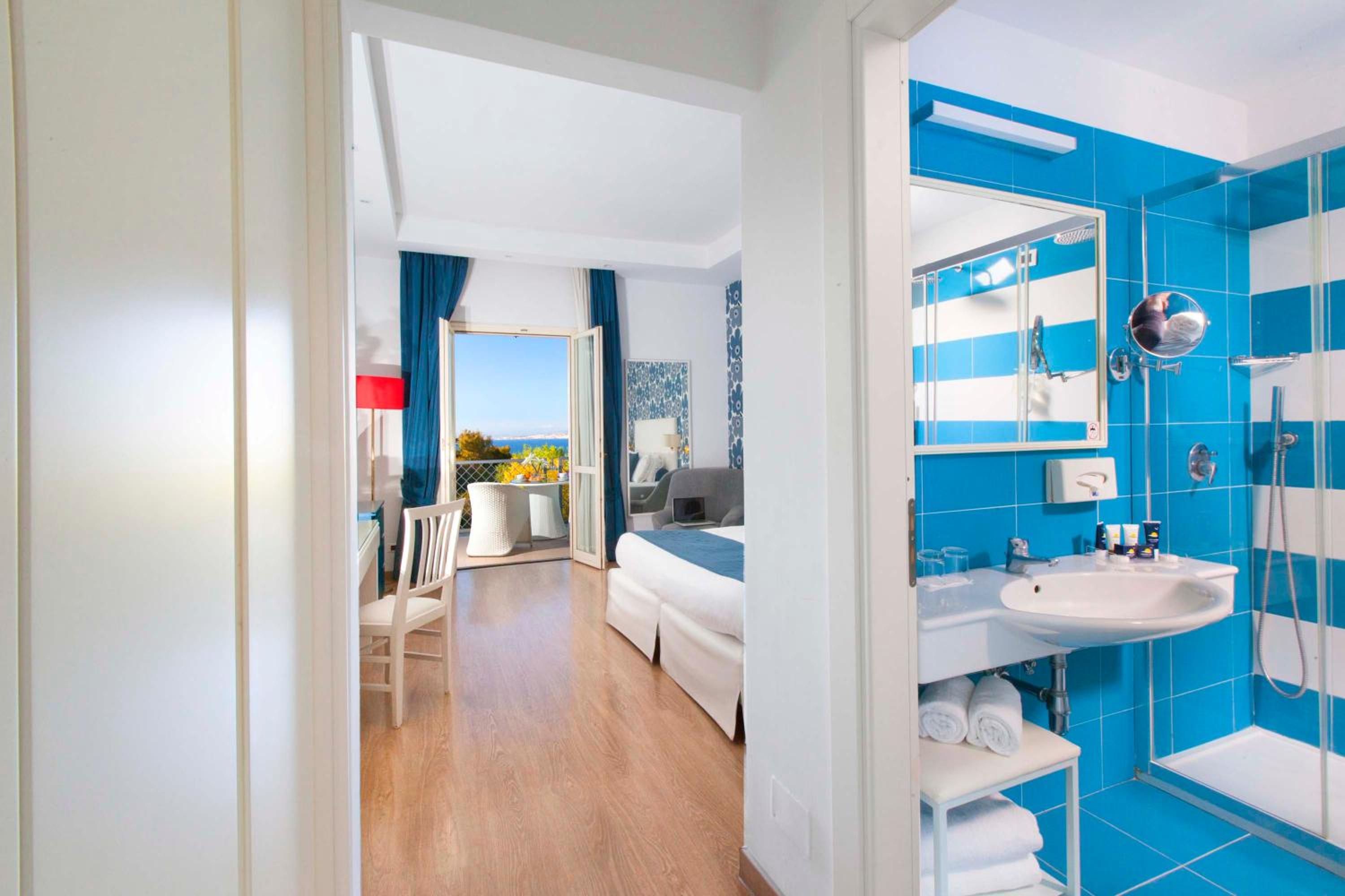 Double or Twin Room with Partial Sea View - Photo 8
