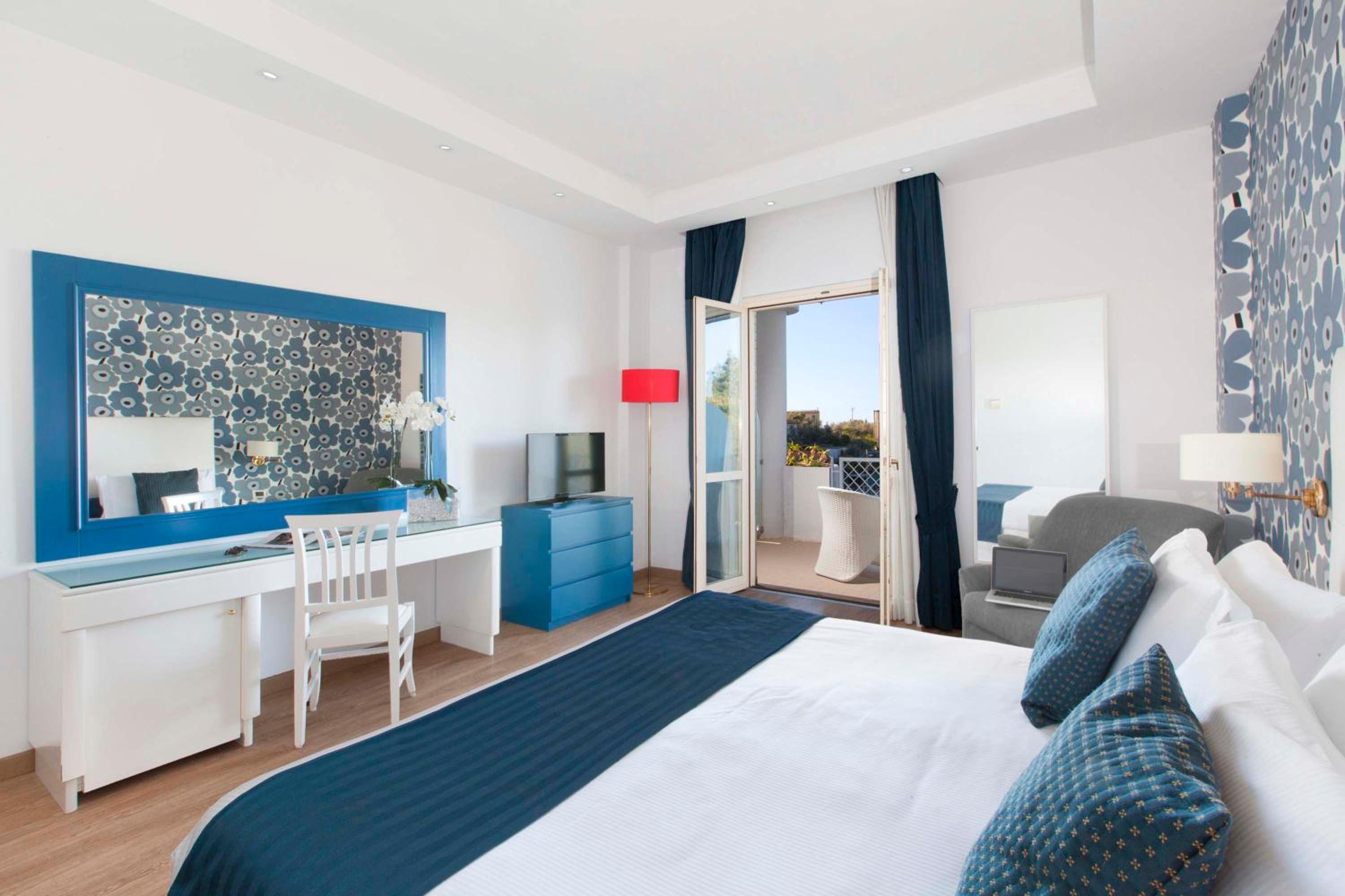 Double or Twin Room with Partial Sea View - Photo 4