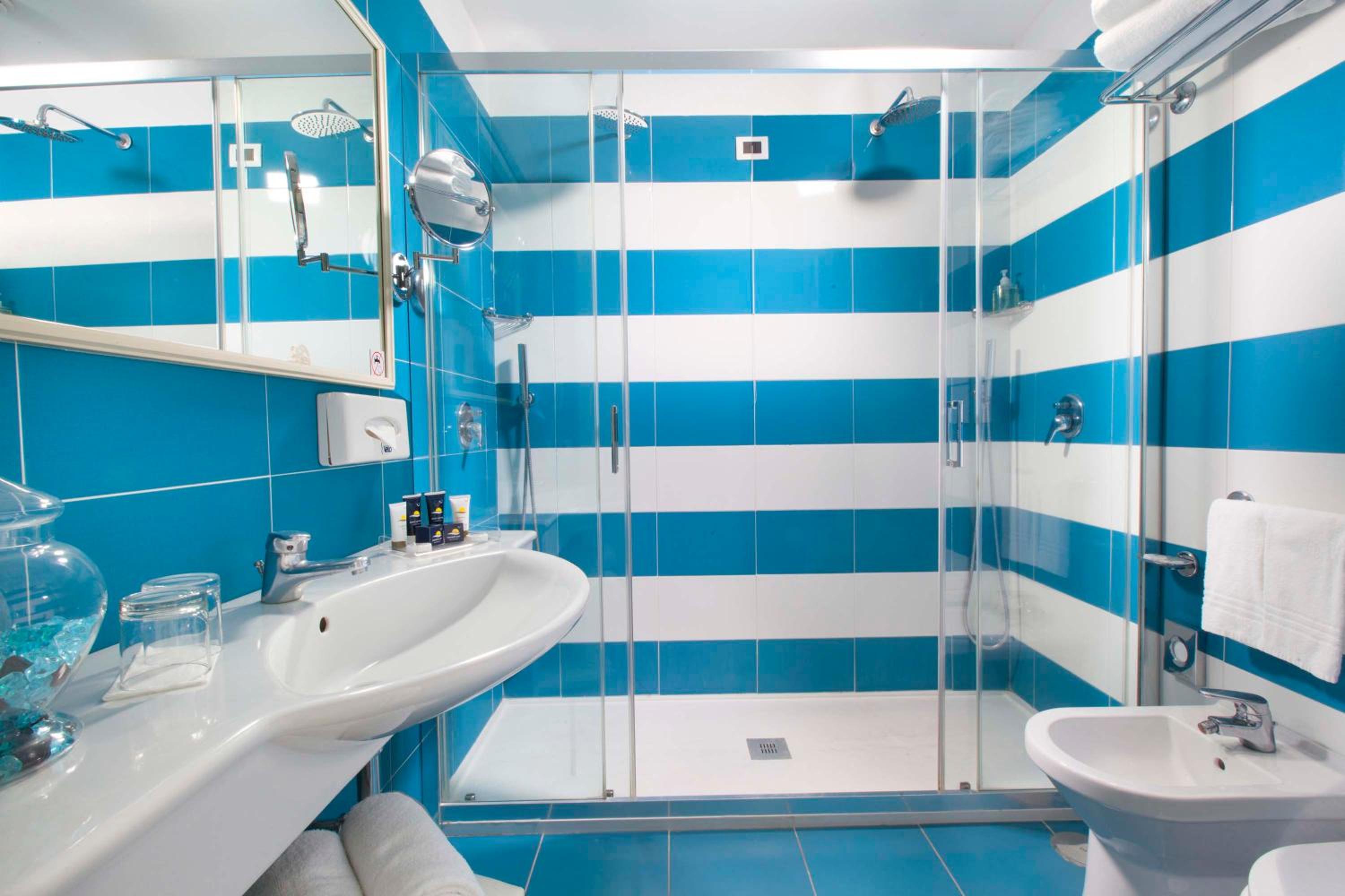 Double or Twin Room with Partial Sea View - Photo 6