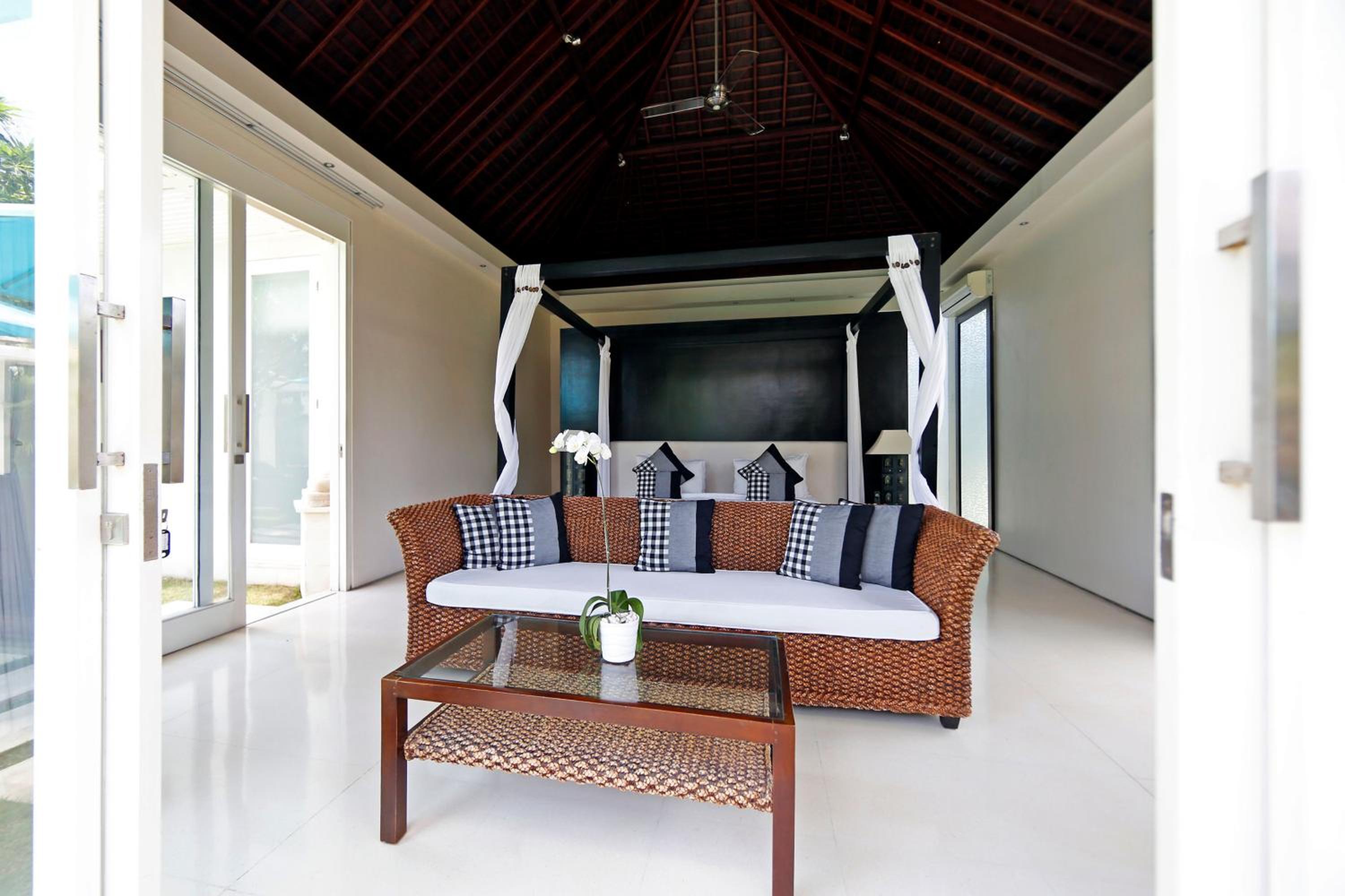 Three-Bedroom Villa with Private Pool - Photo 15